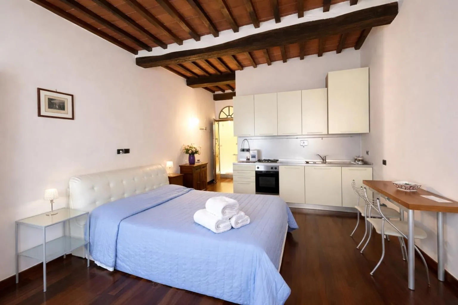 Bed in La Corte Del Re Suite & Rooms Arezzo
