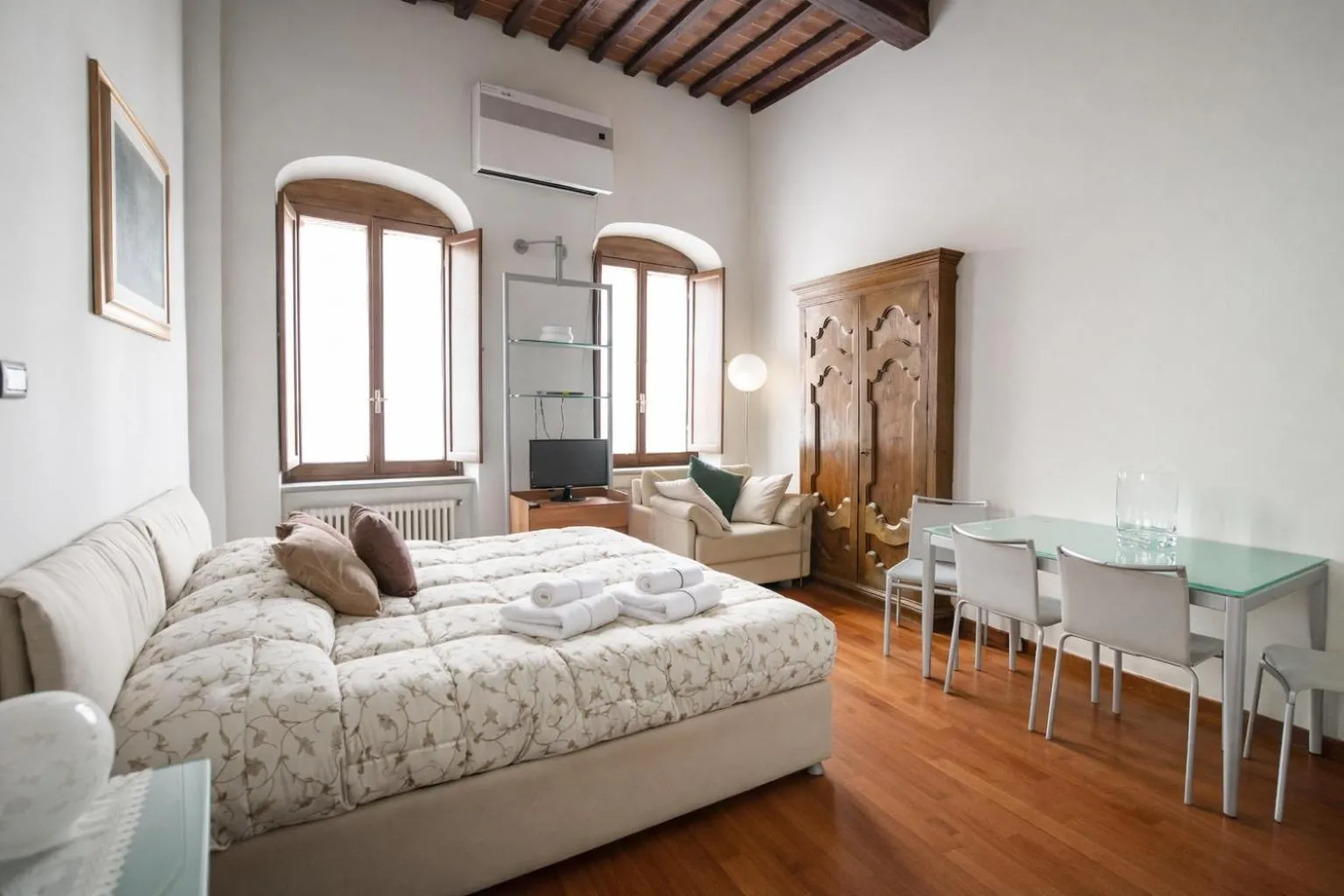 Bed in La Corte Del Re Suite & Rooms Arezzo