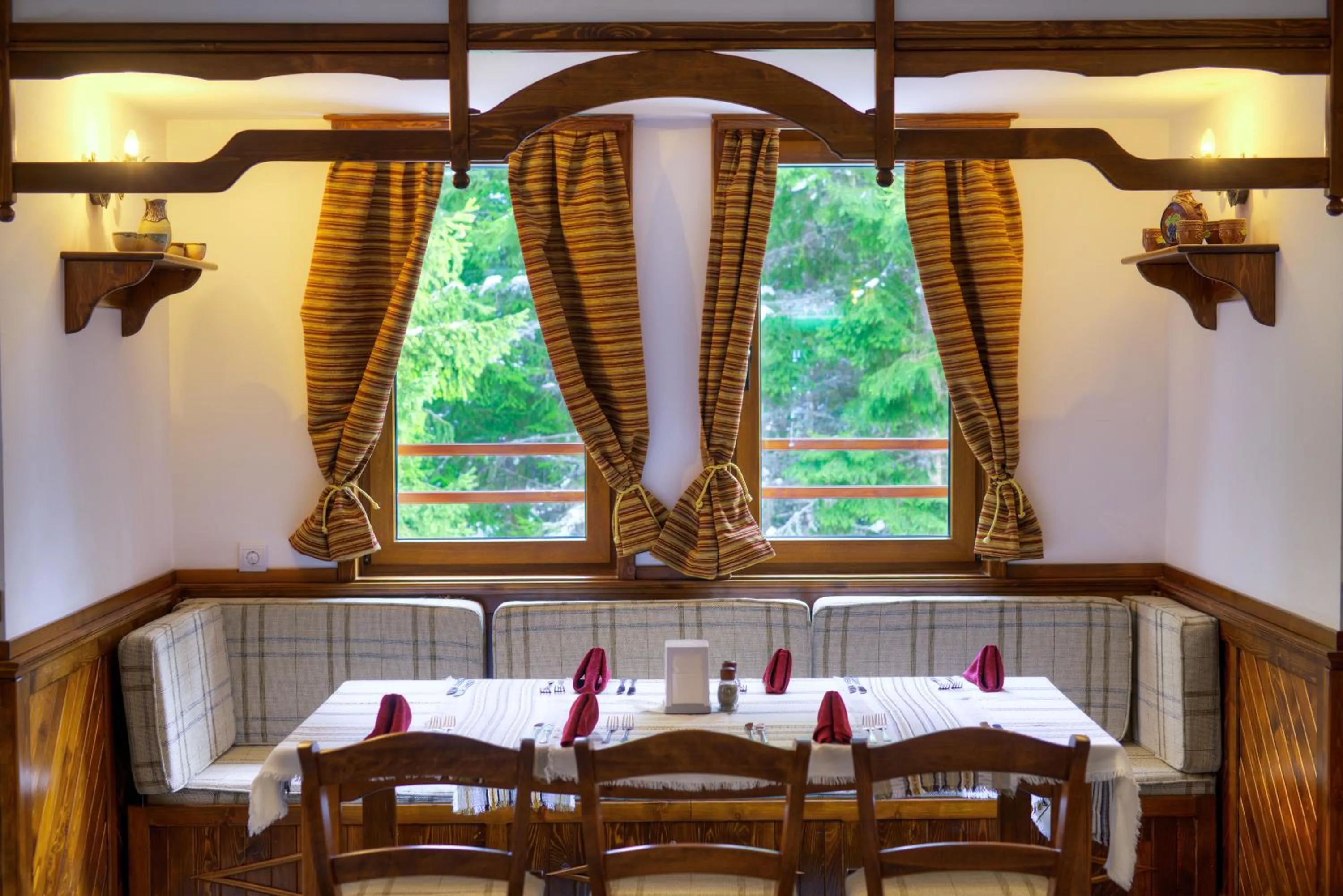 Restaurant/places to eat in MPM Family Hotel Merryan