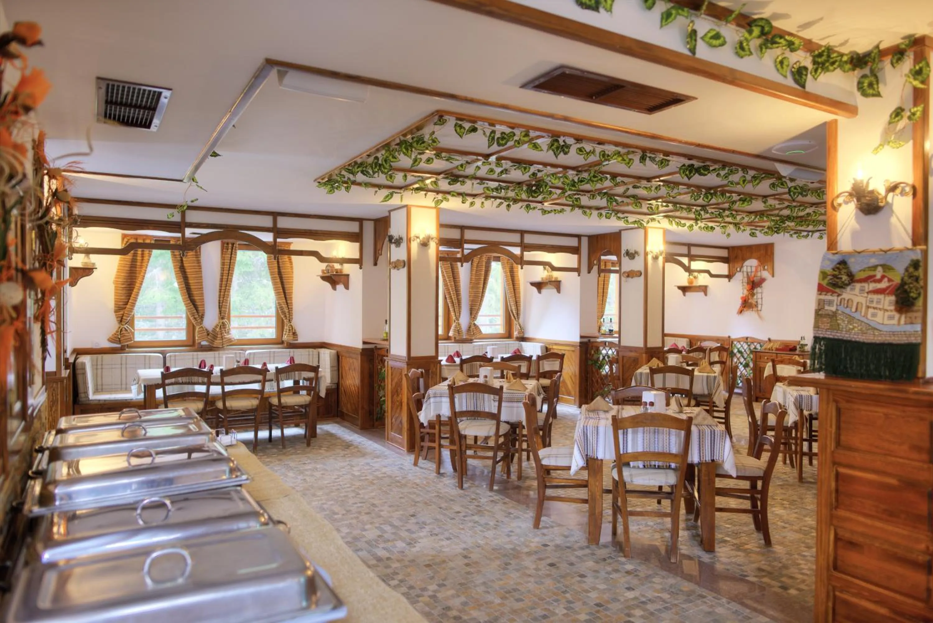 Restaurant/places to eat in MPM Family Hotel Merryan