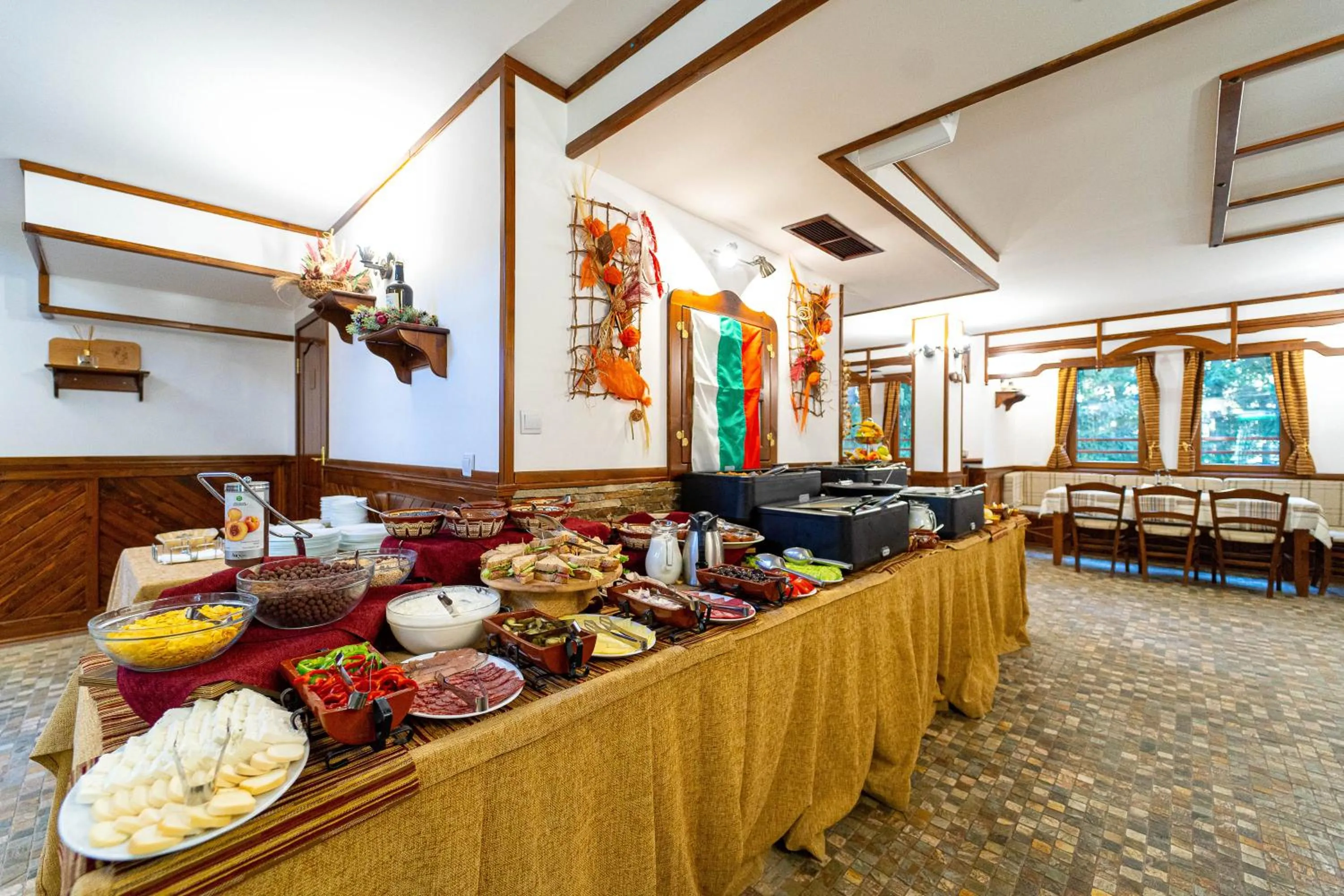Restaurant/places to eat in MPM Family Hotel Merryan