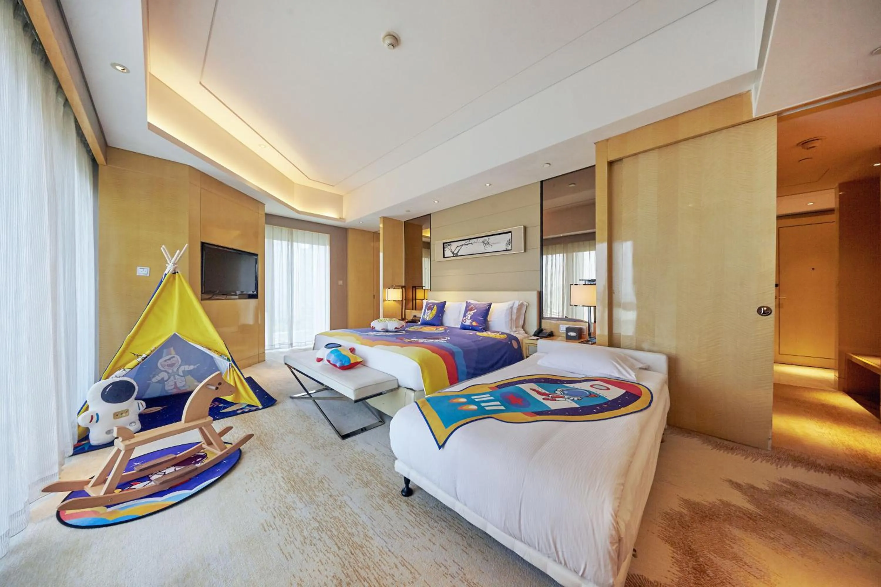 Property building, Bed in Hilton Dalian