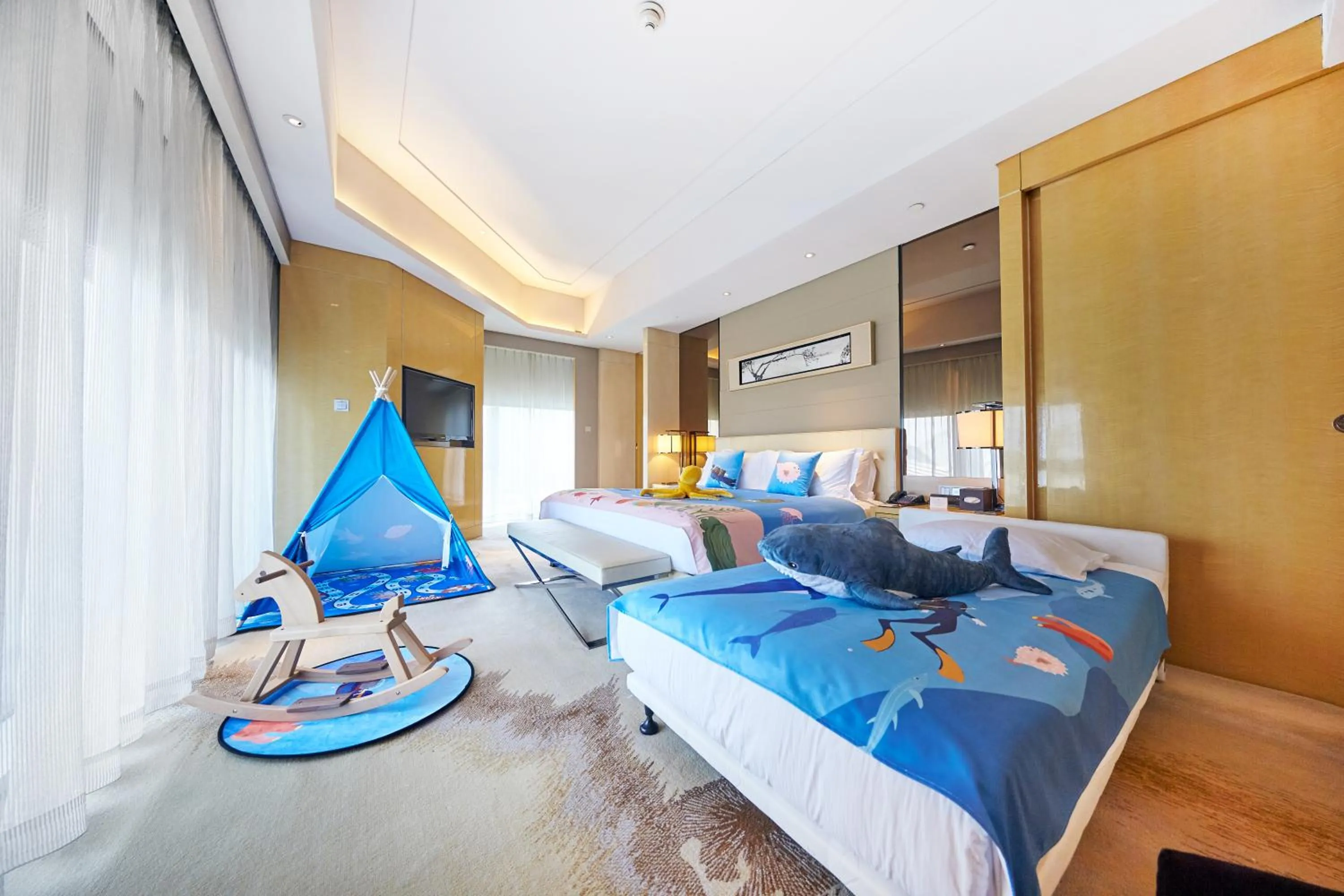 Property building, Bed in Hilton Dalian