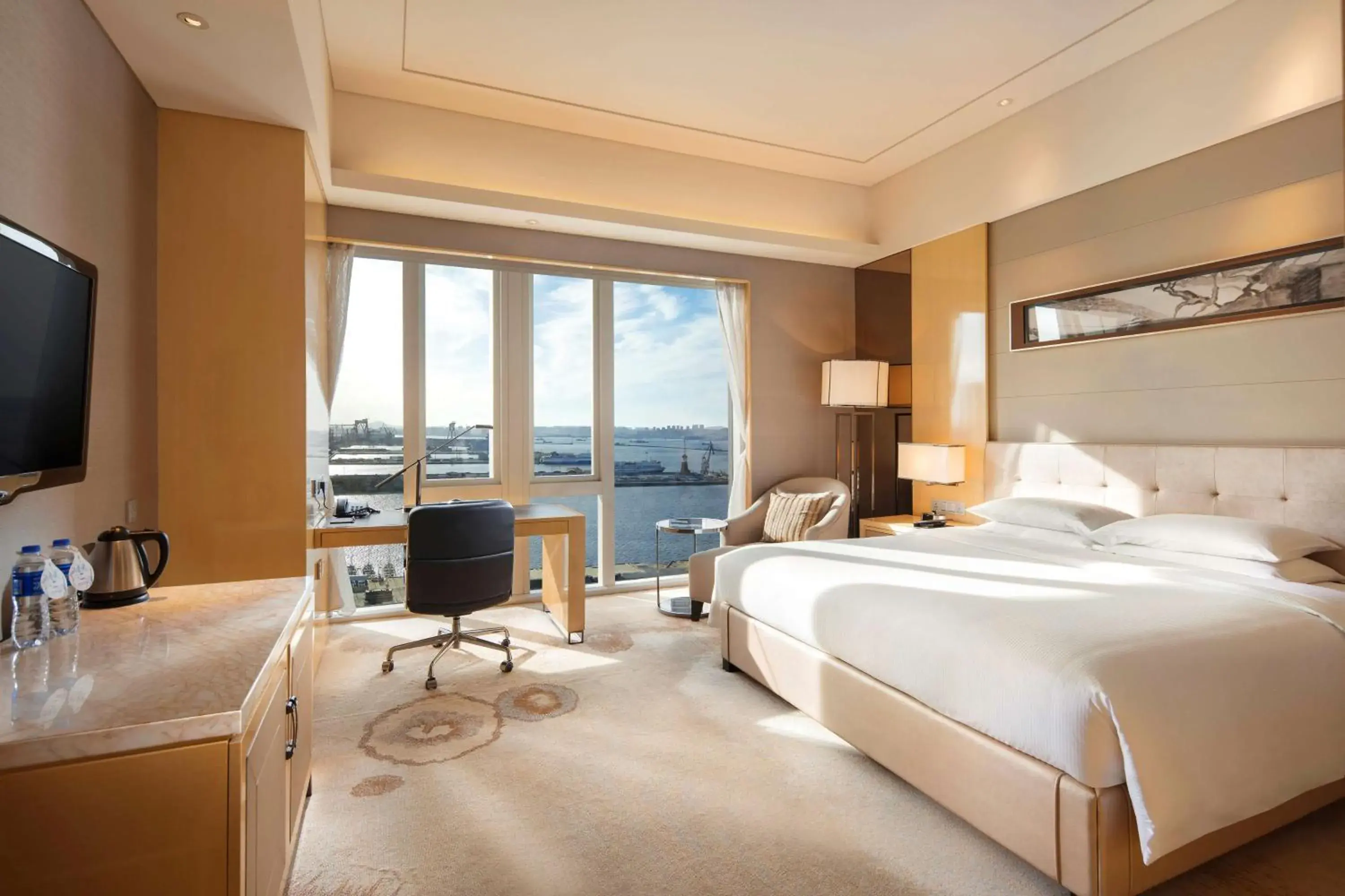 Executive King Room with Access to Executive Lounge in Hilton Dalian Executive King Room with Access to Executive Lounge in Hilton Dalian