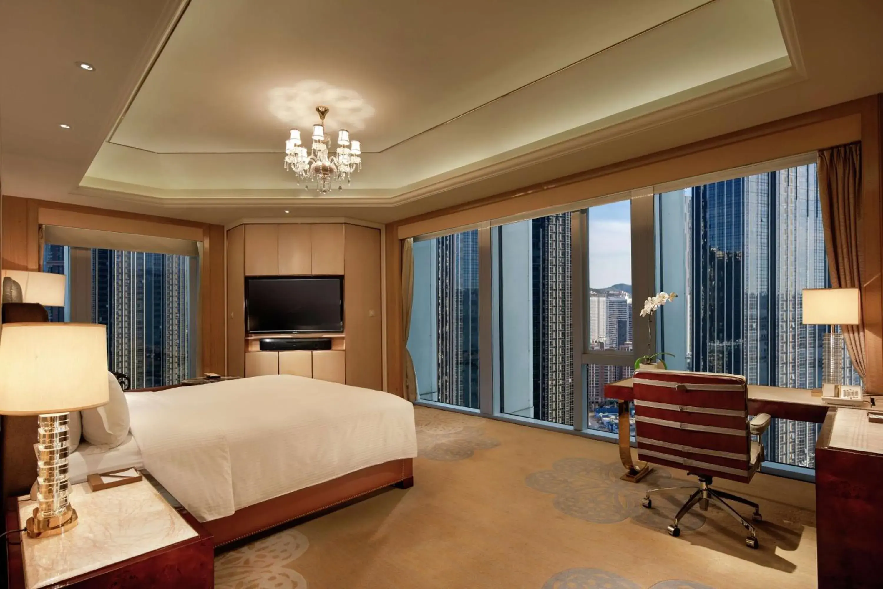 Deluxe Corner King Room in Conrad Dalian Deluxe Corner King Room in Conrad Dalian