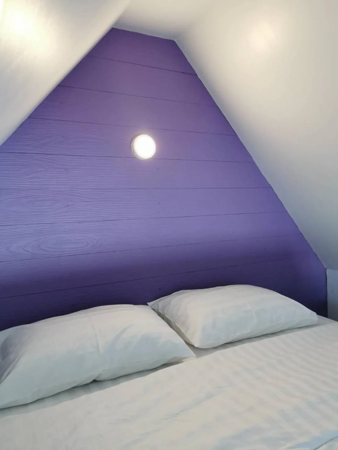 Bedroom, Bed in Dozy Lamoon House