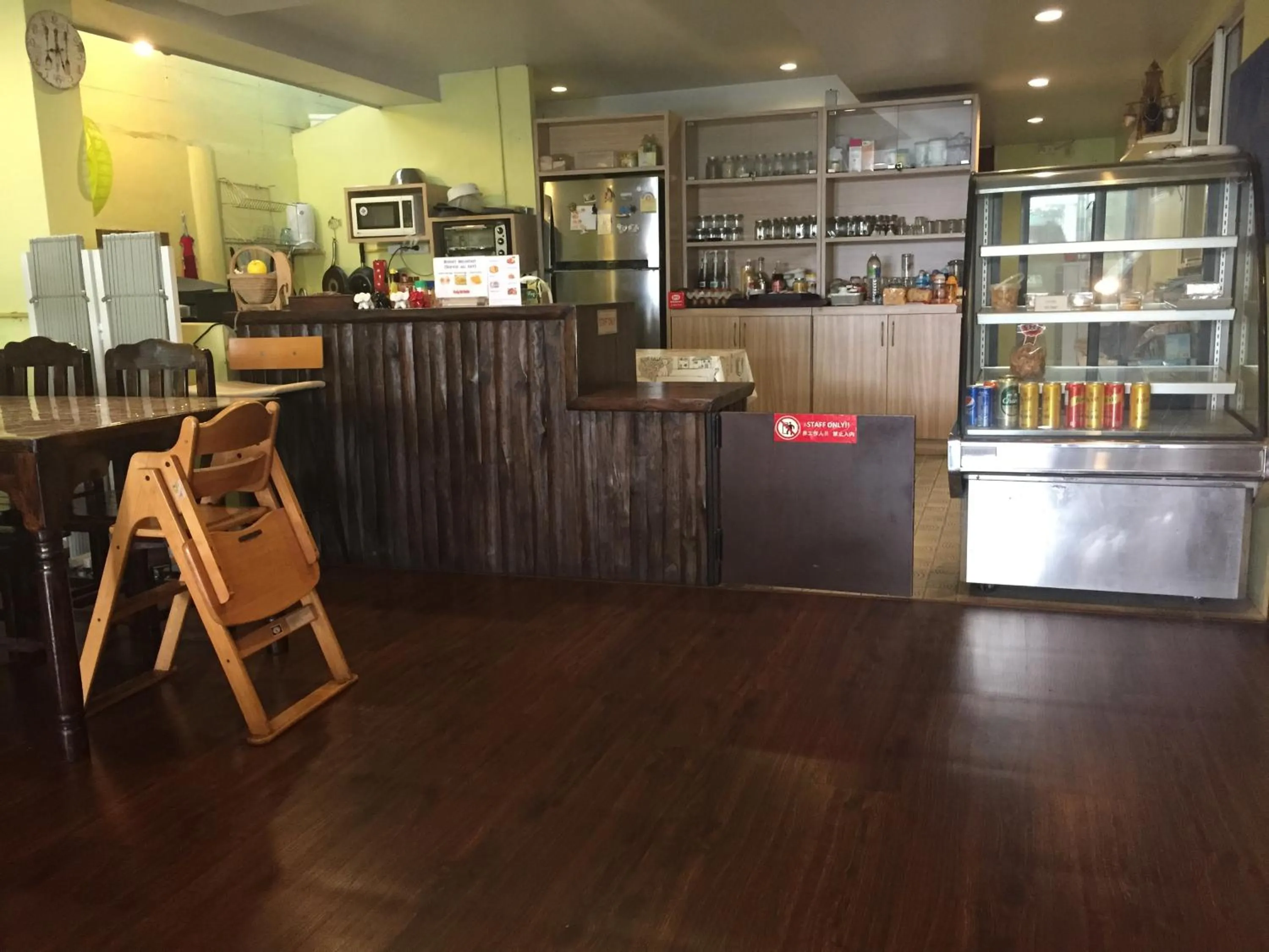 Restaurant/places to eat in Dozy Lamoon House