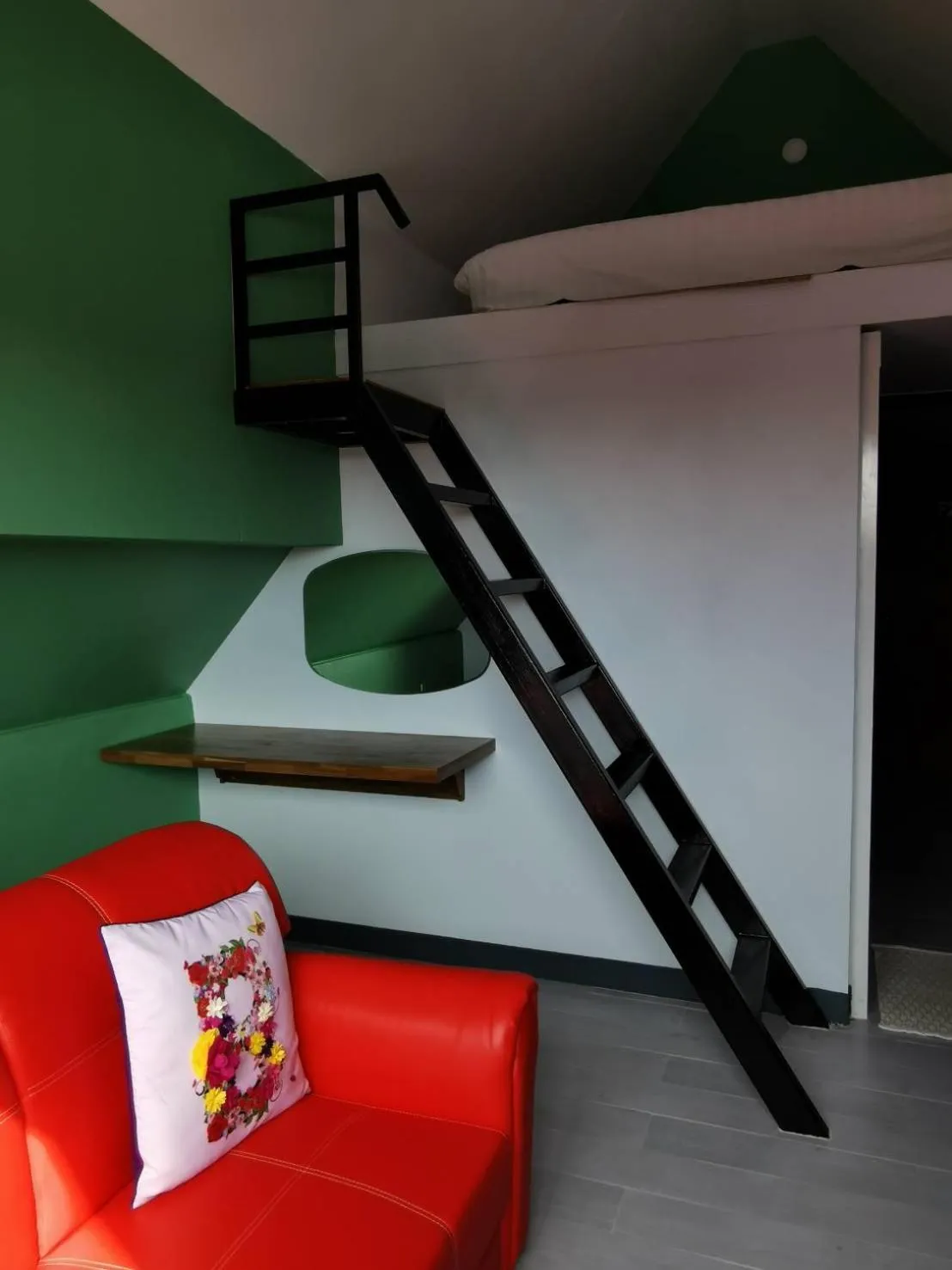 Seating area, Bed in Dozy Lamoon House