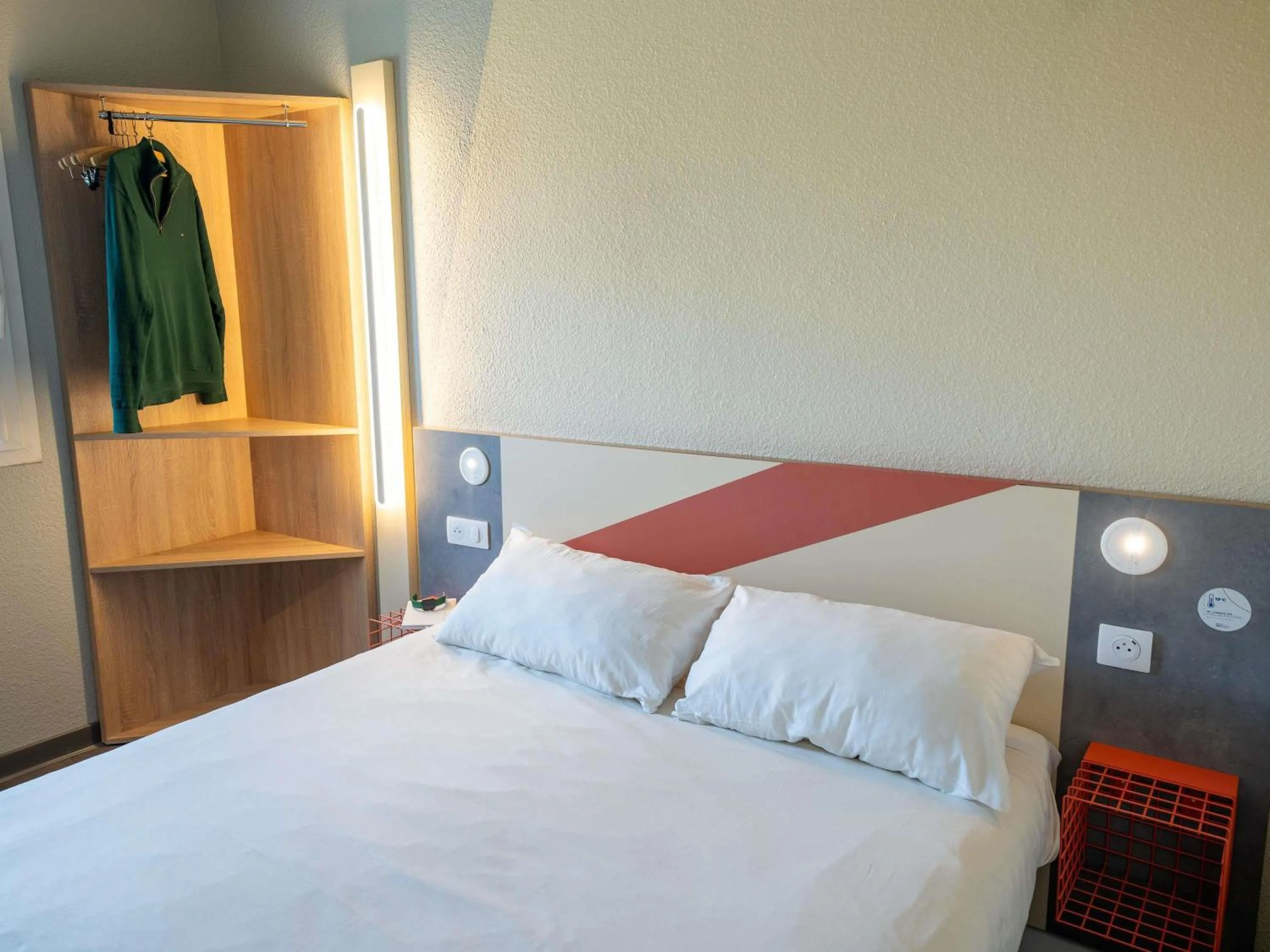 Bedroom, Bed in ibis budget Narbonne Est