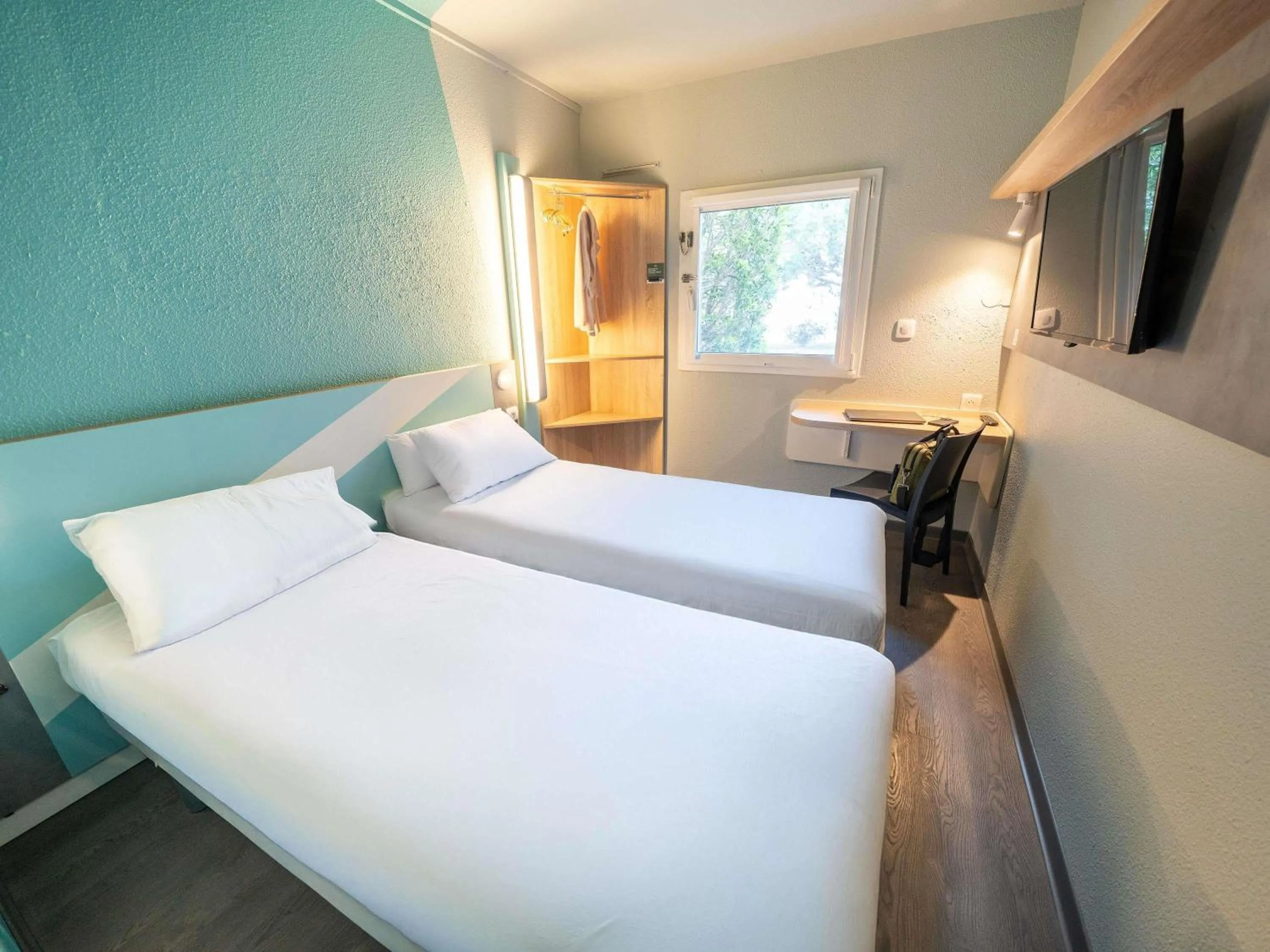 Bedroom, Bed in ibis budget Narbonne Est