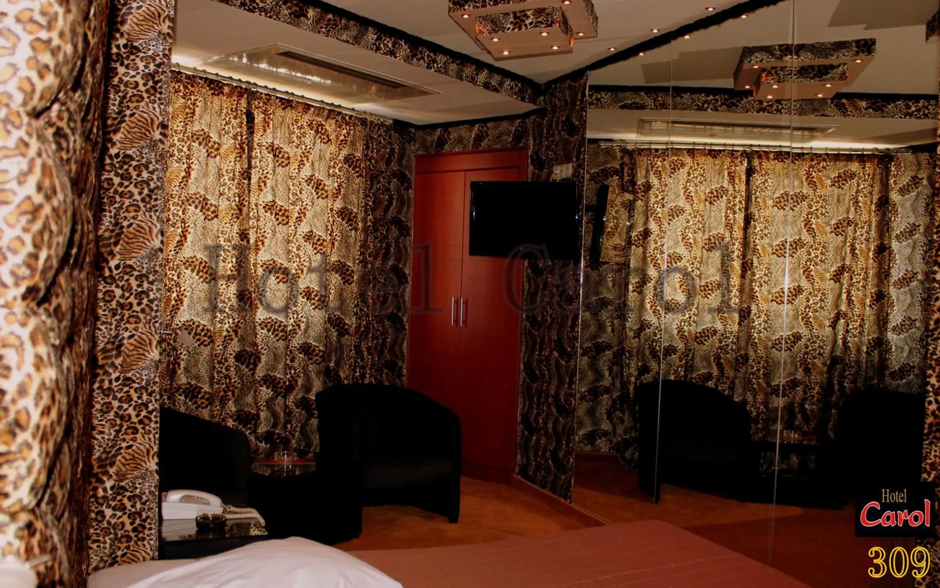 Bathroom, Bed in Carol Hotel