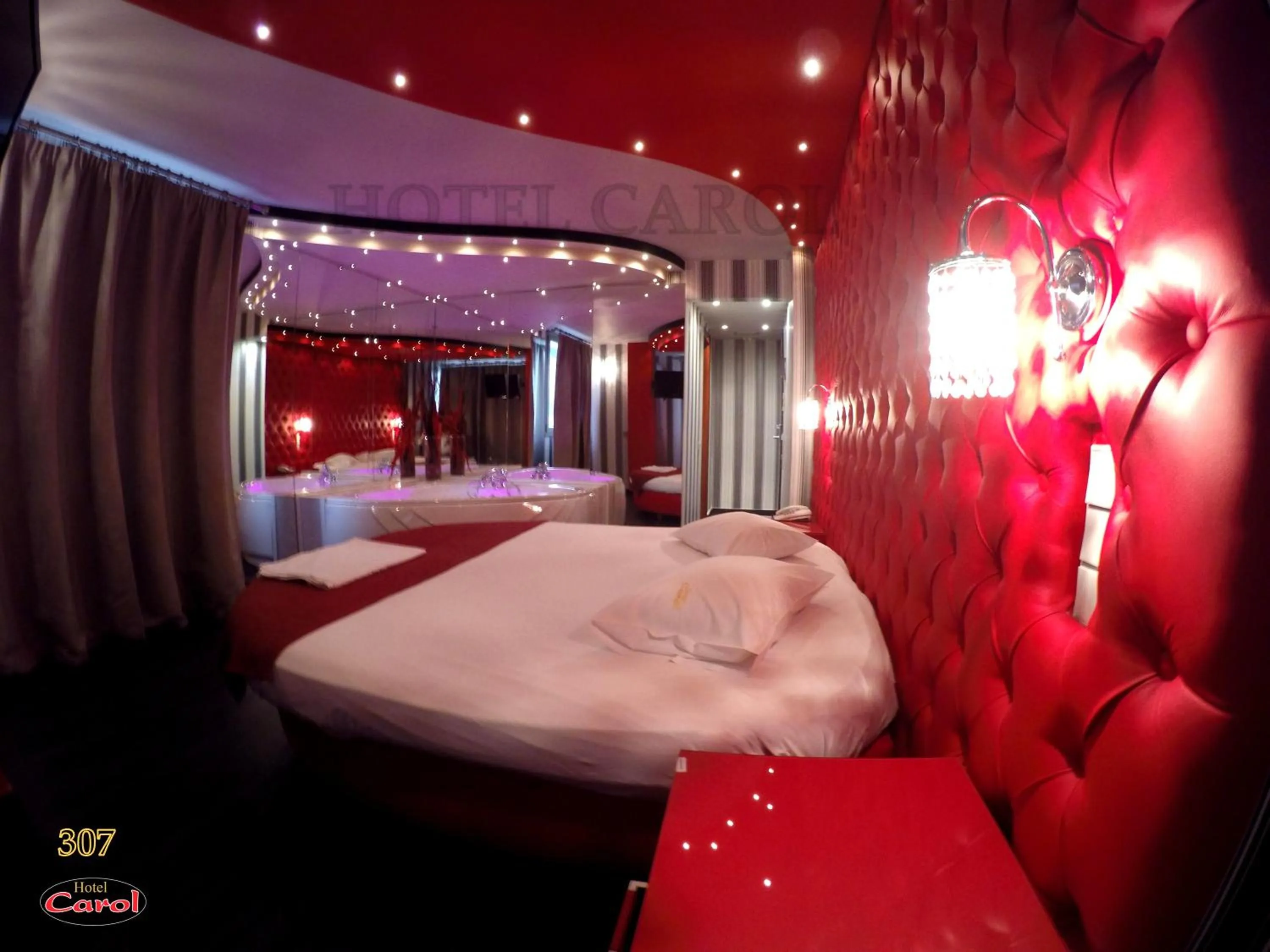 Shower, Bed in Carol Hotel