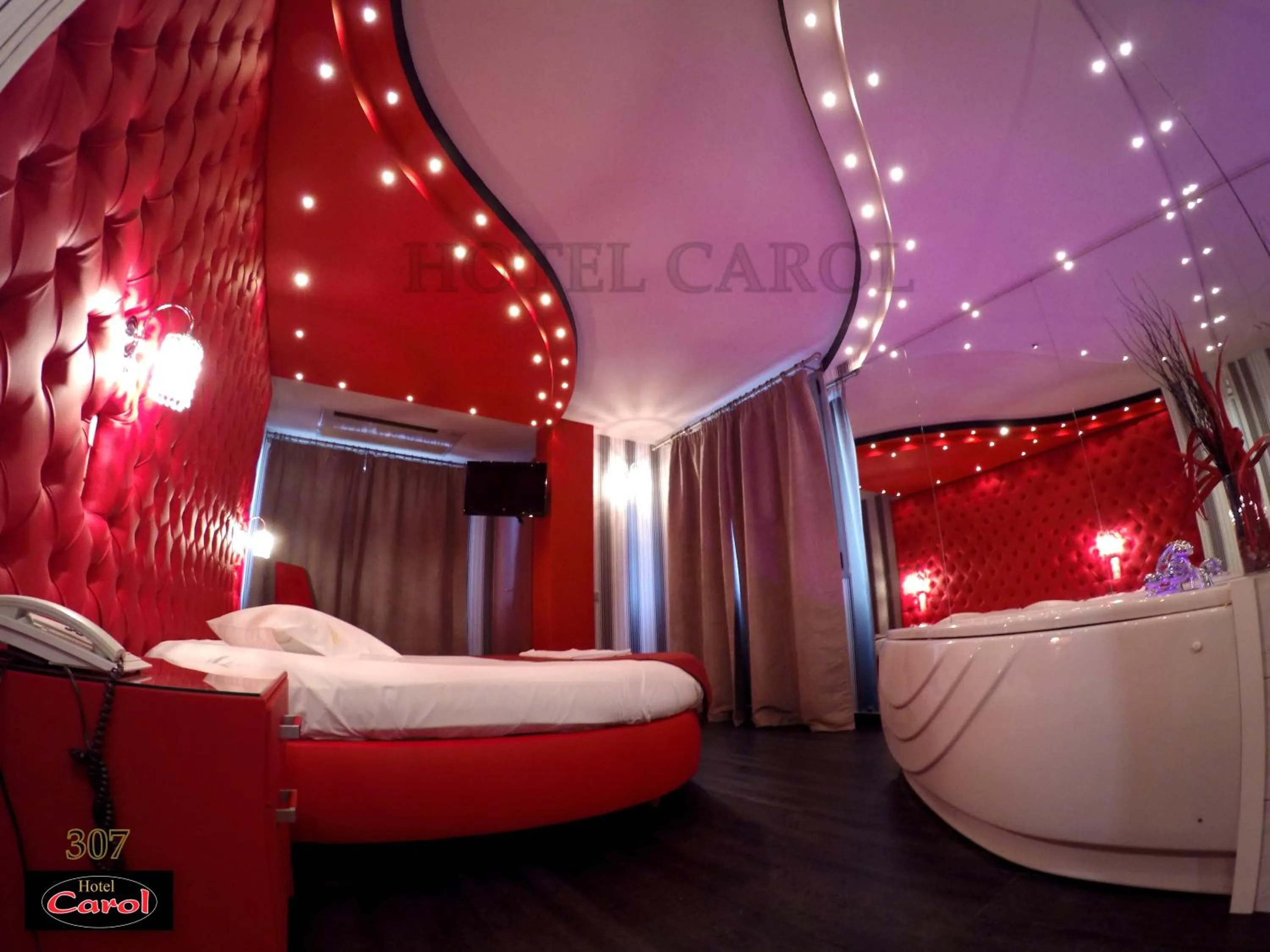 Shower, Bed in Carol Hotel