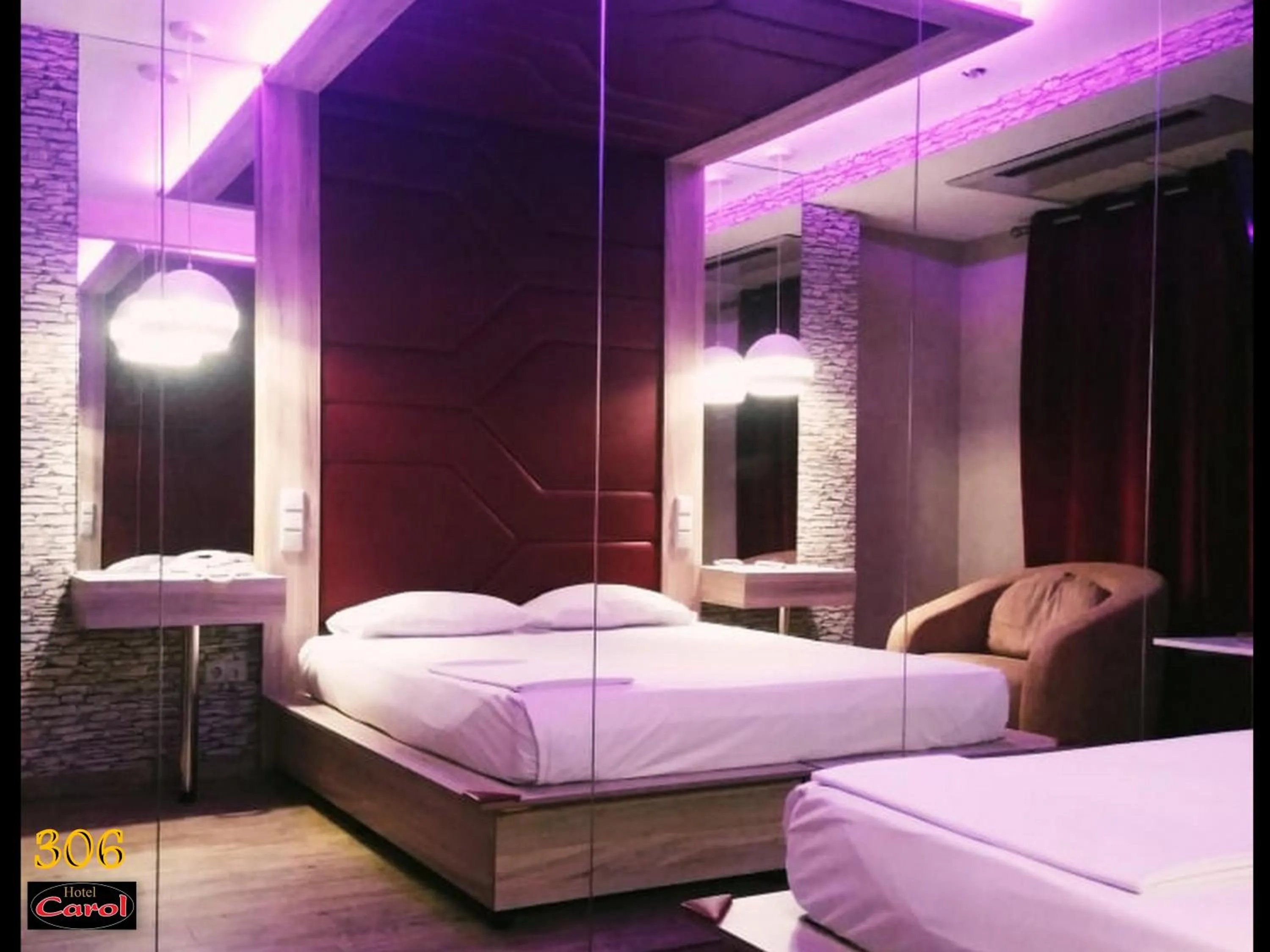 Shower, Bed in Carol Hotel