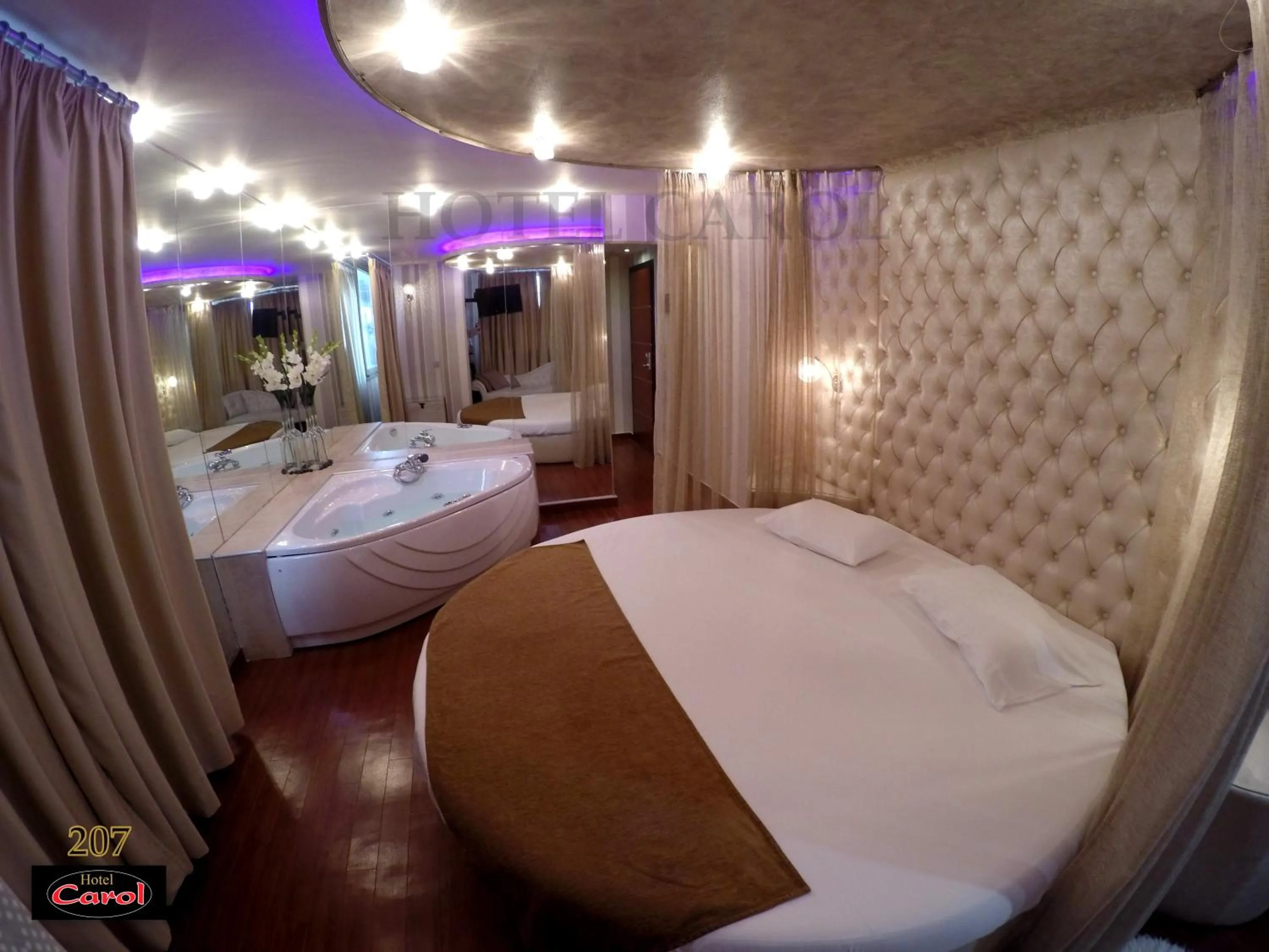 Hot Tub, Bed in Carol Hotel