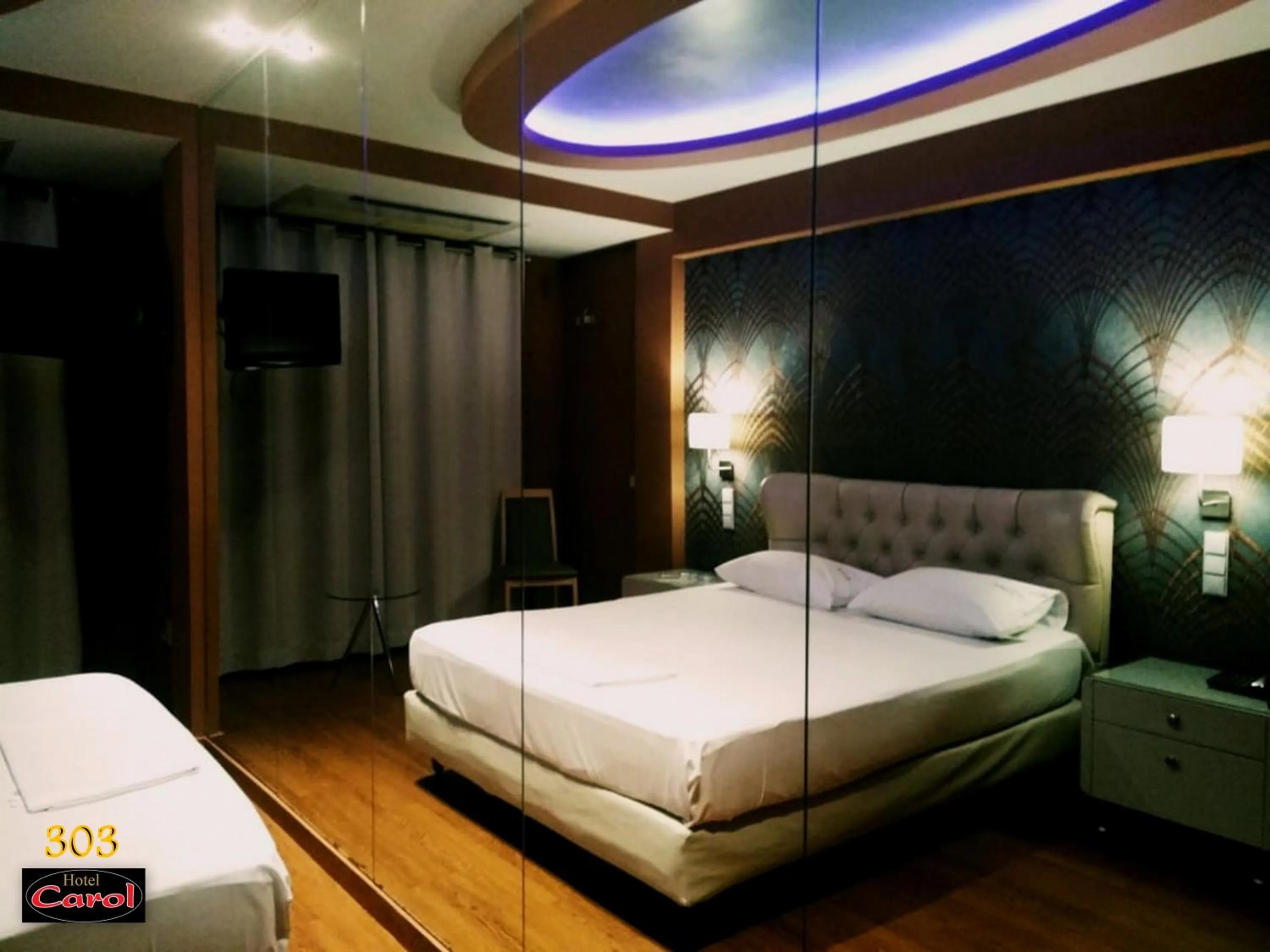 Shower, Bed in Carol Hotel