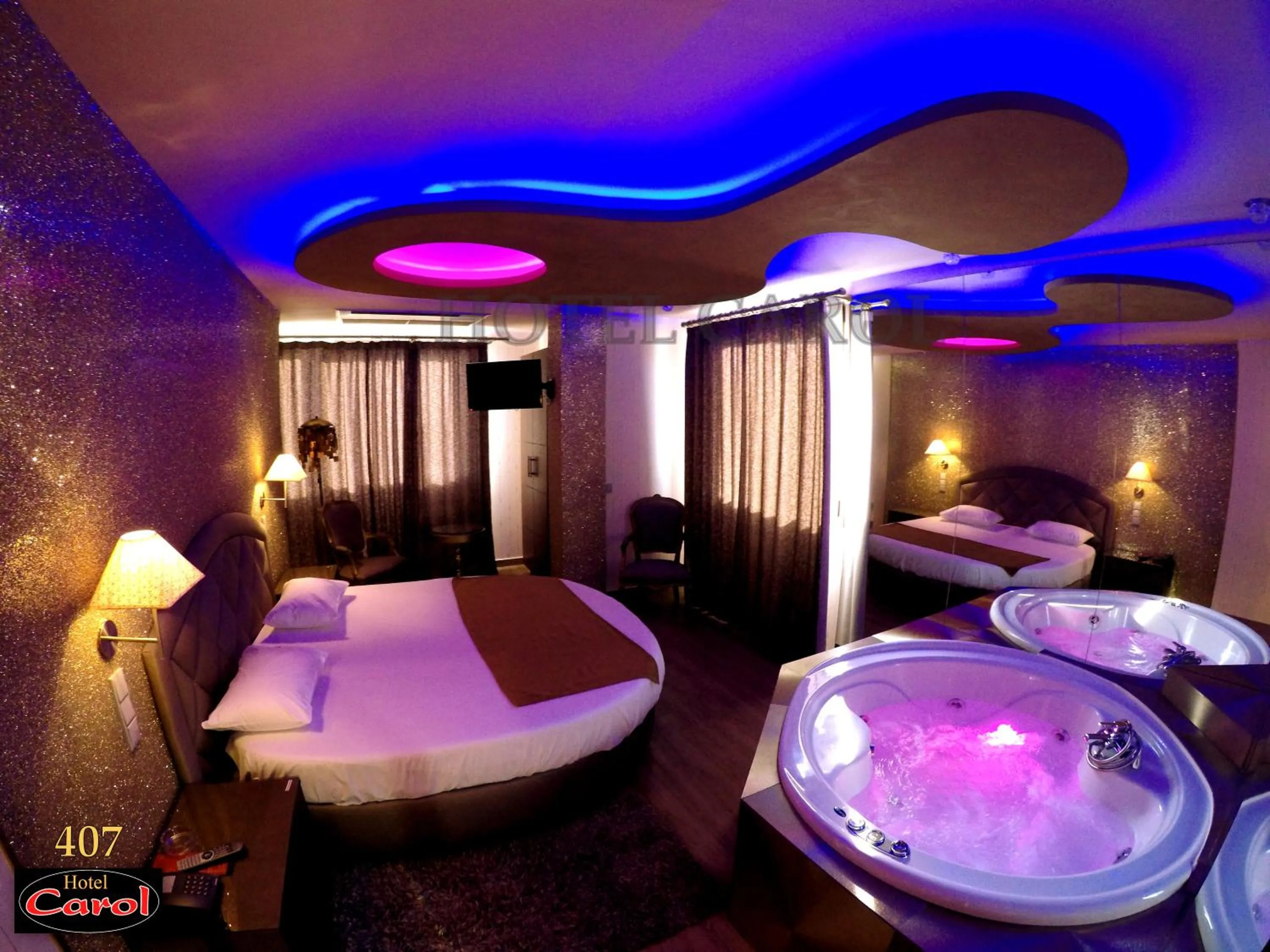 Hot Tub, Bed in Carol Hotel