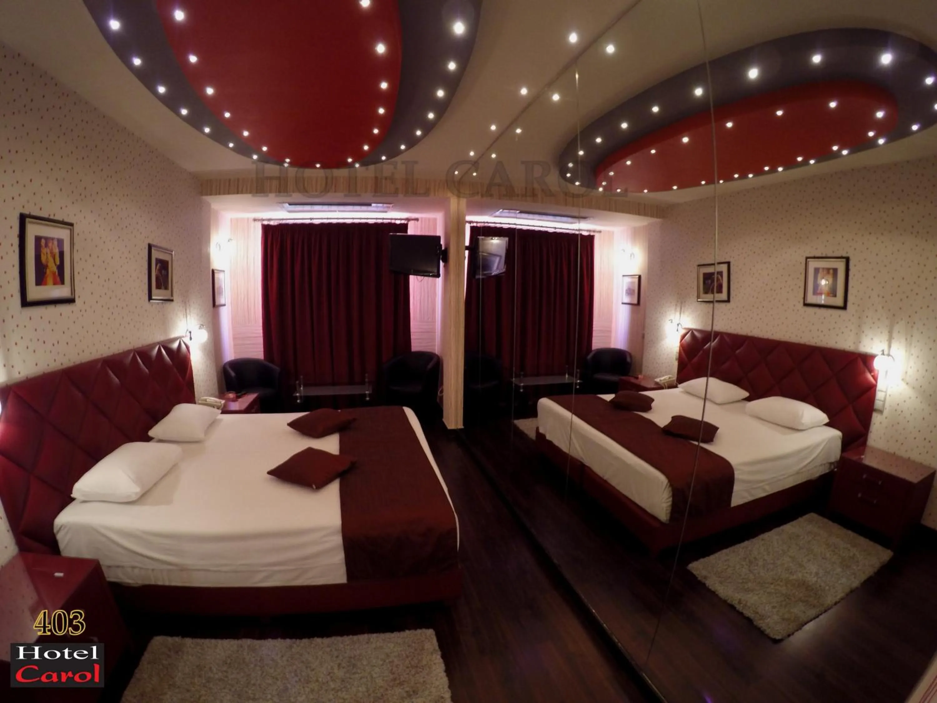 Shower, Bed in Carol Hotel