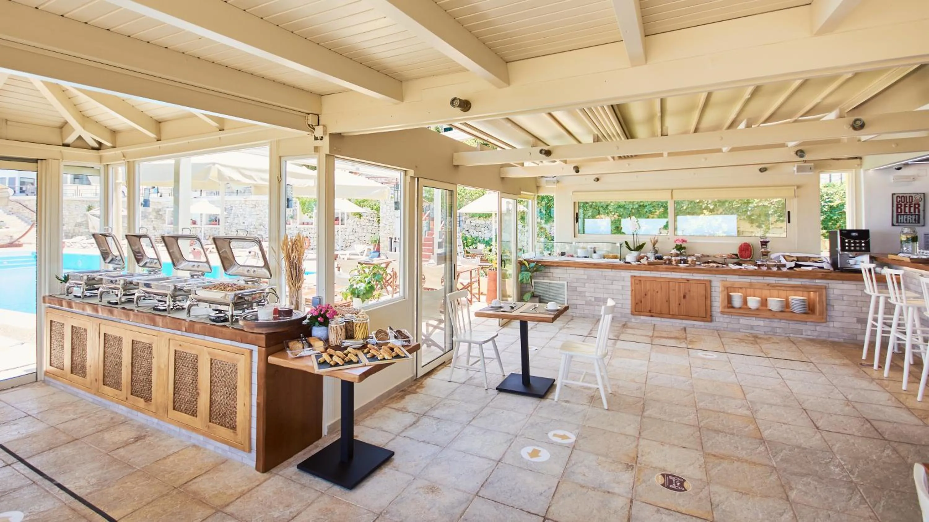 Restaurant/places to eat in Pela Mare Hotel