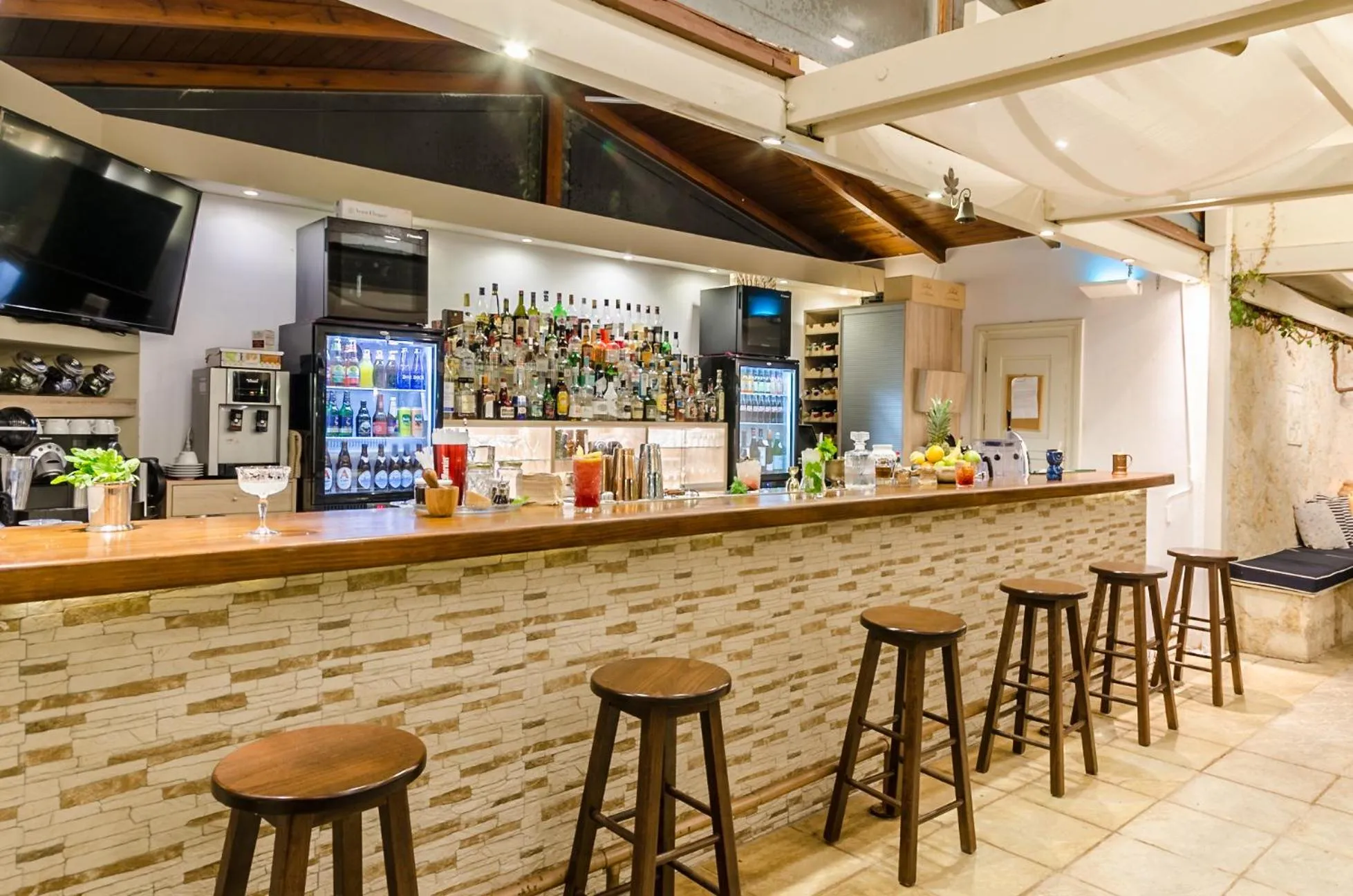 Restaurant/places to eat in Pela Mare Hotel