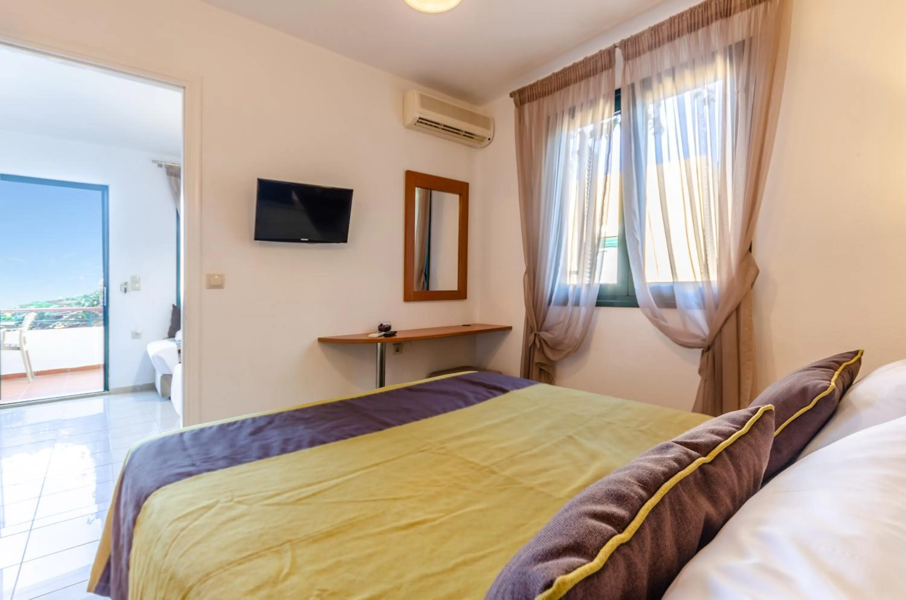 TV and multimedia, Bed in Pela Mare Hotel