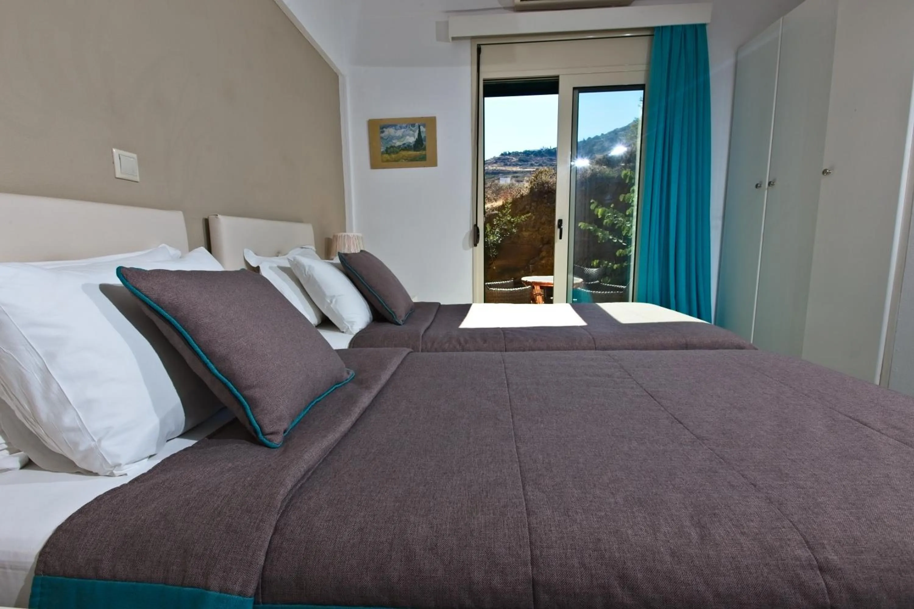 Patio, Bed in Pela Mare Hotel