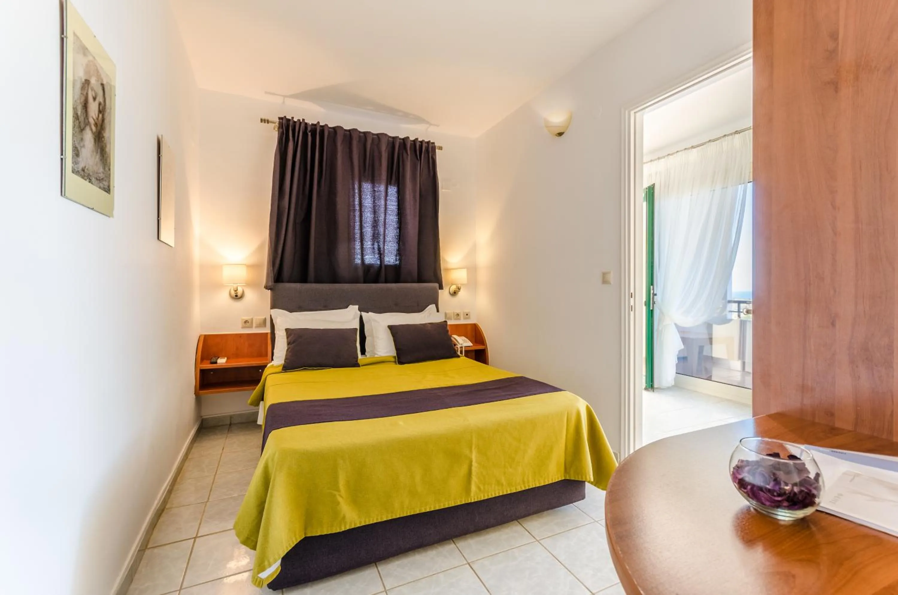 Spring, Bed in Pela Mare Hotel