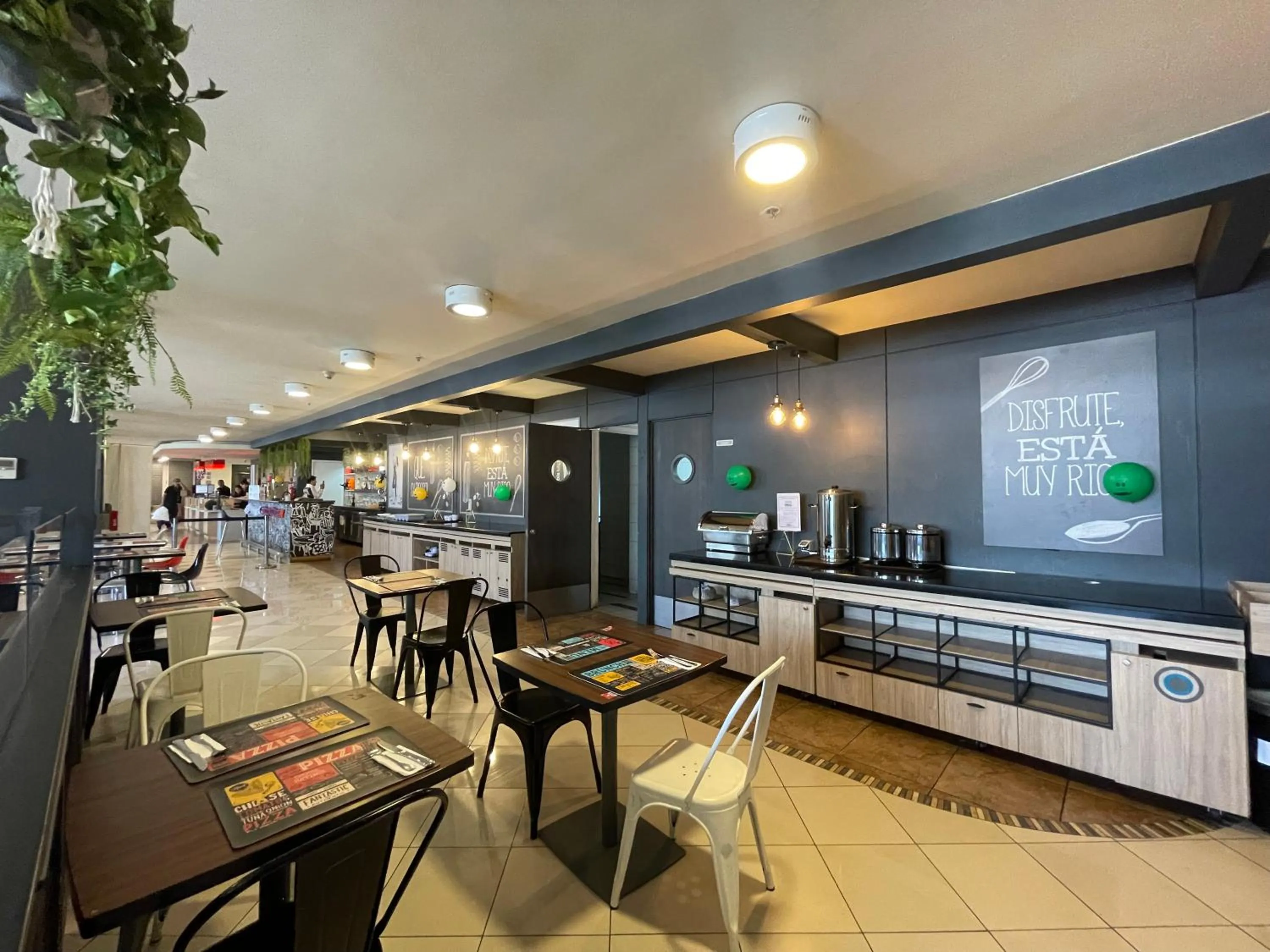 Restaurant/places to eat in ibis Santiago Estacion Central