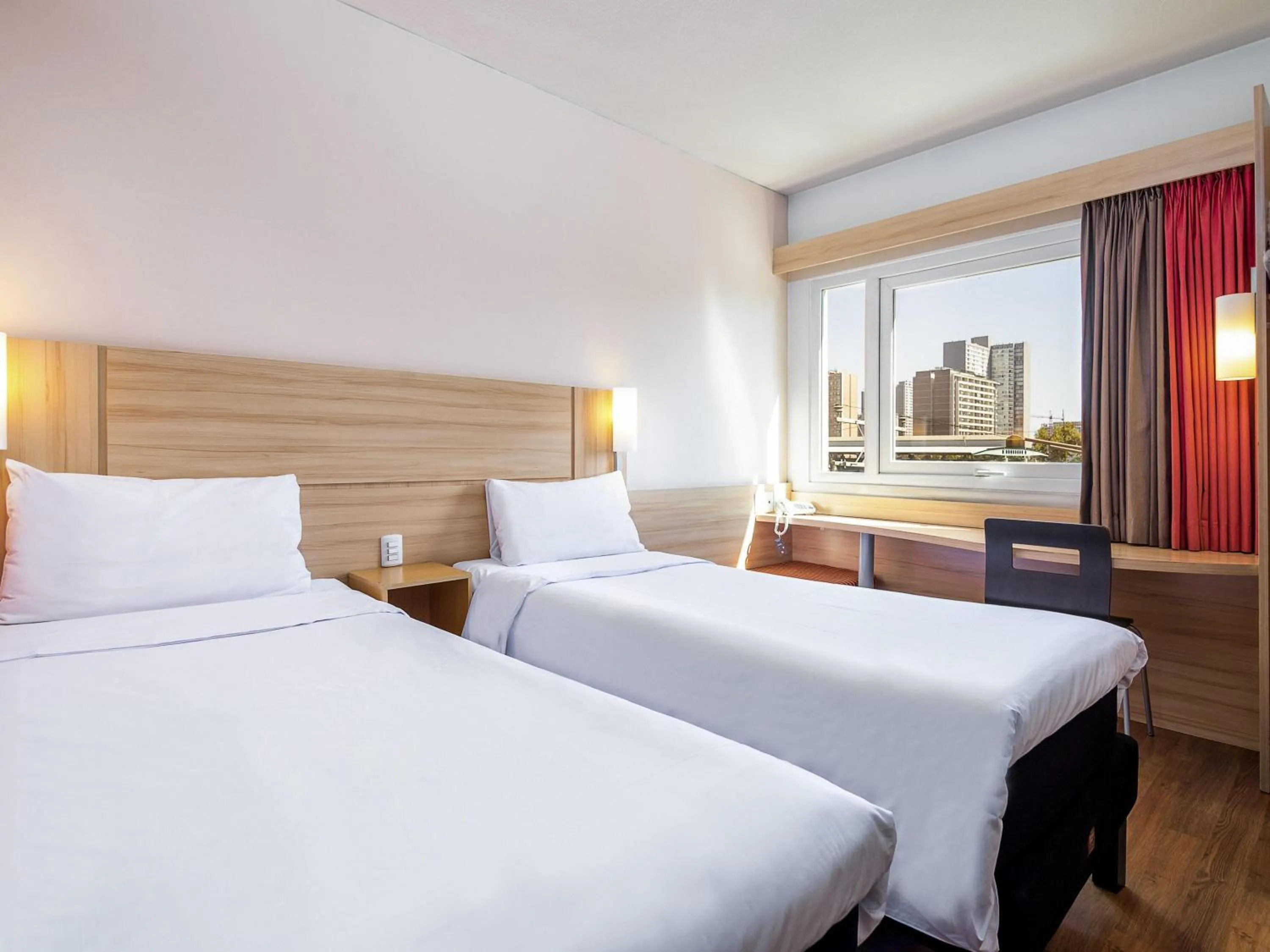 Bedroom in ibis Santiago Estacion Central