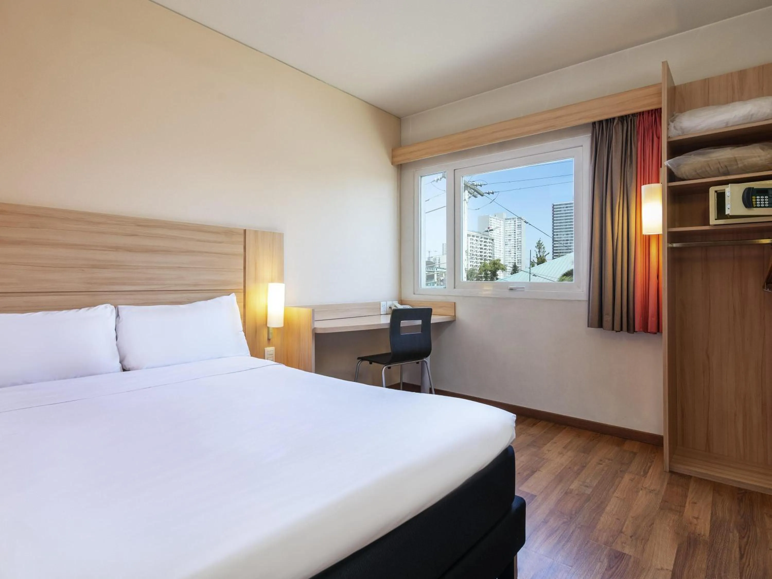 Bedroom in ibis Santiago Estacion Central