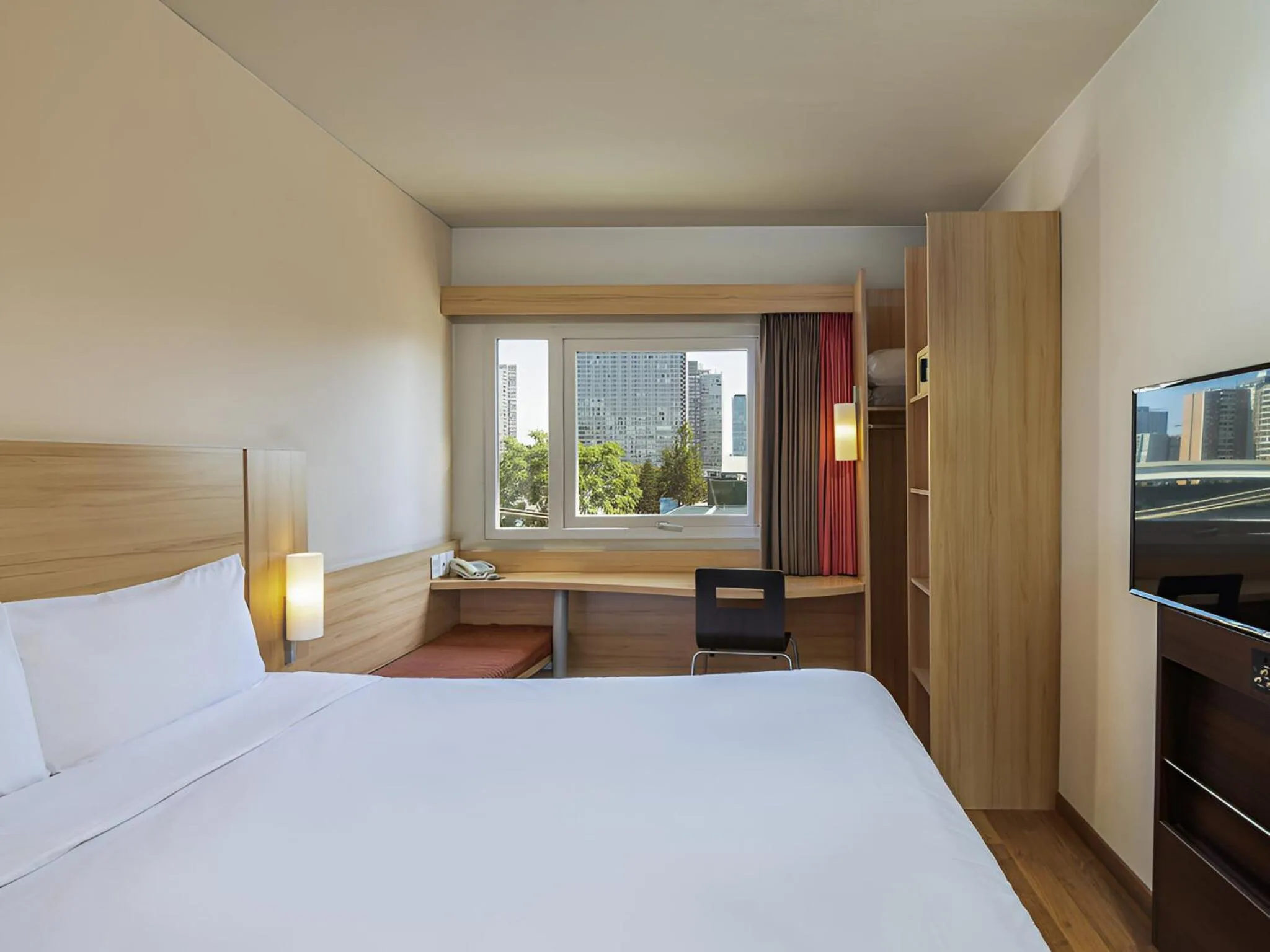 Photo of the whole room in ibis Santiago Estacion Central