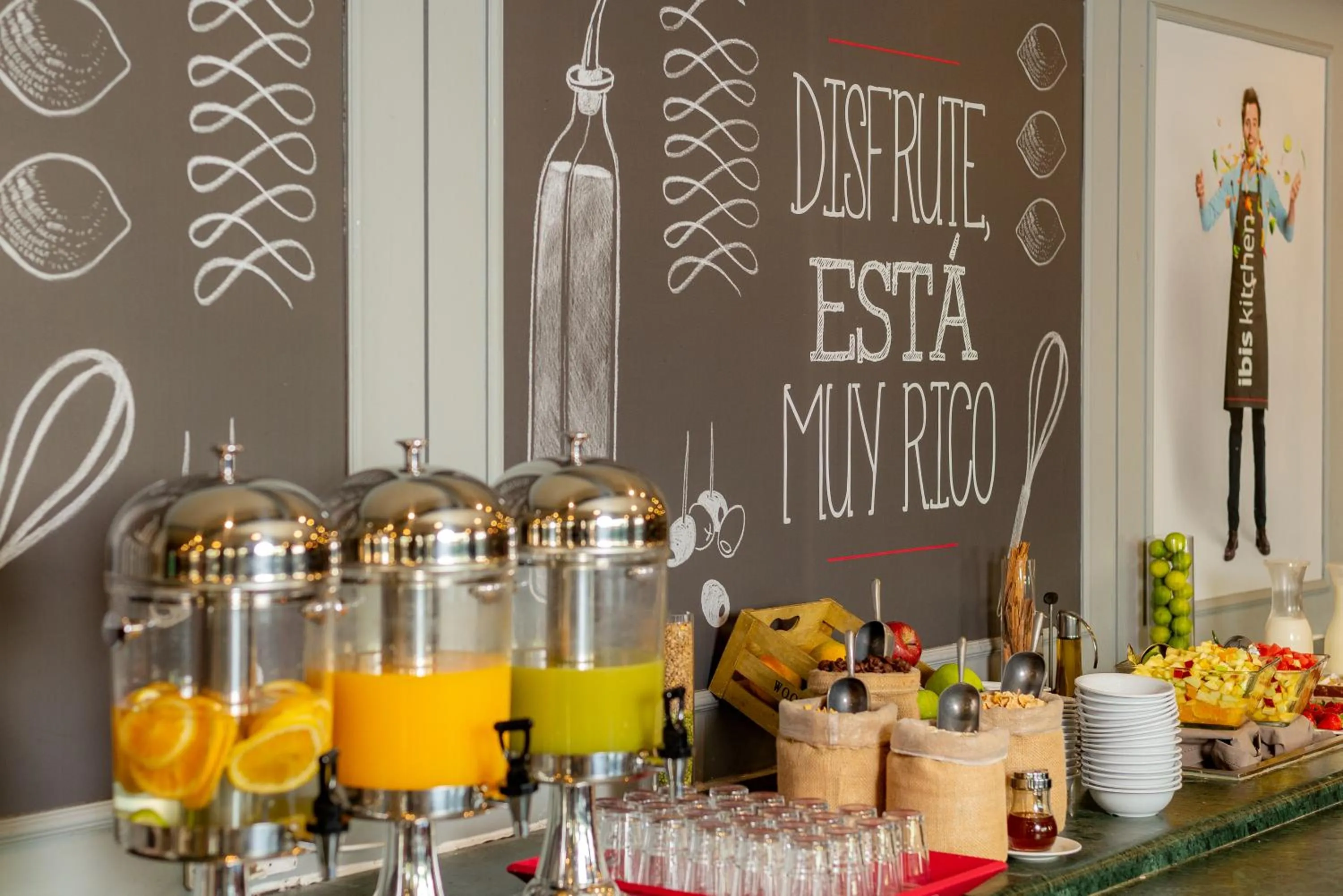 Food and drinks in ibis Santiago Estacion Central