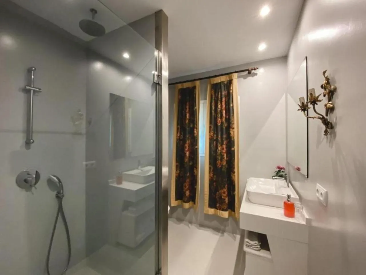 Toilet in Hotel Boutique Pinar by Bossh! Hotels