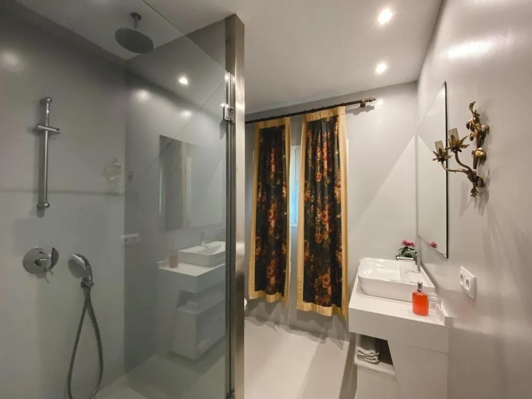 Shower in Hotel Boutique Pinar by Bossh! Hotels