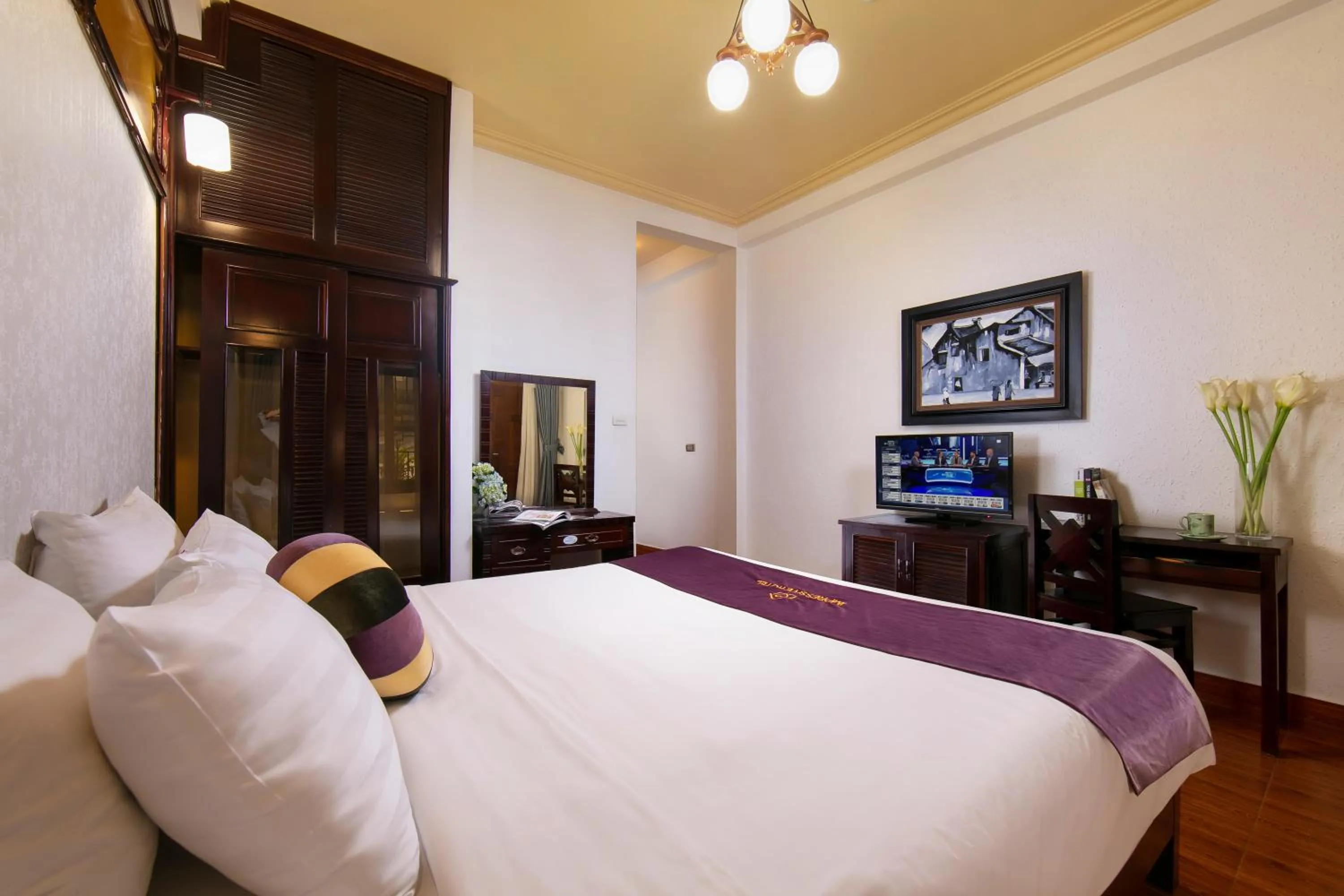 Communal lounge/ TV room in Impressive Boutique Hotel