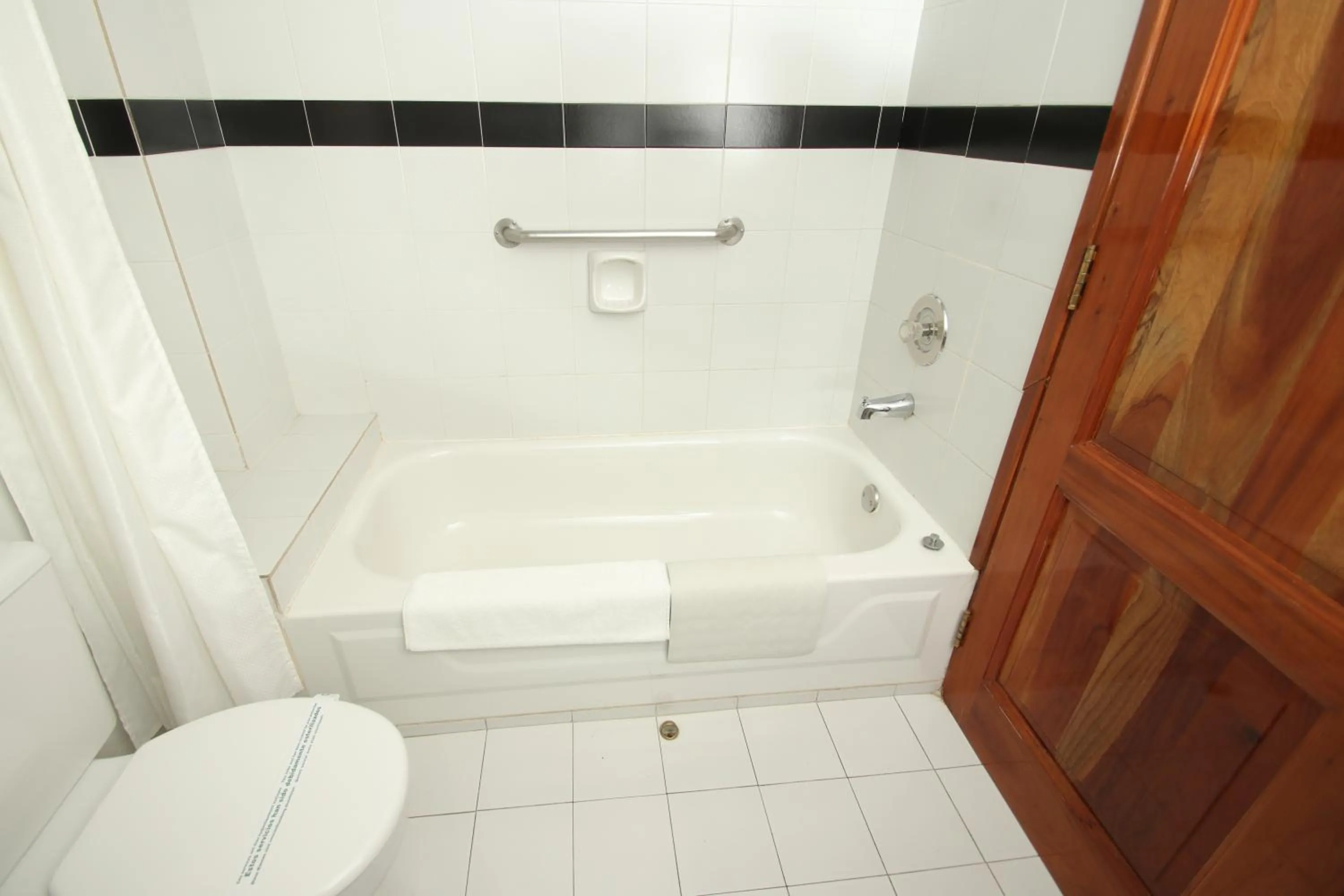 Shower in Hotel Diplomat