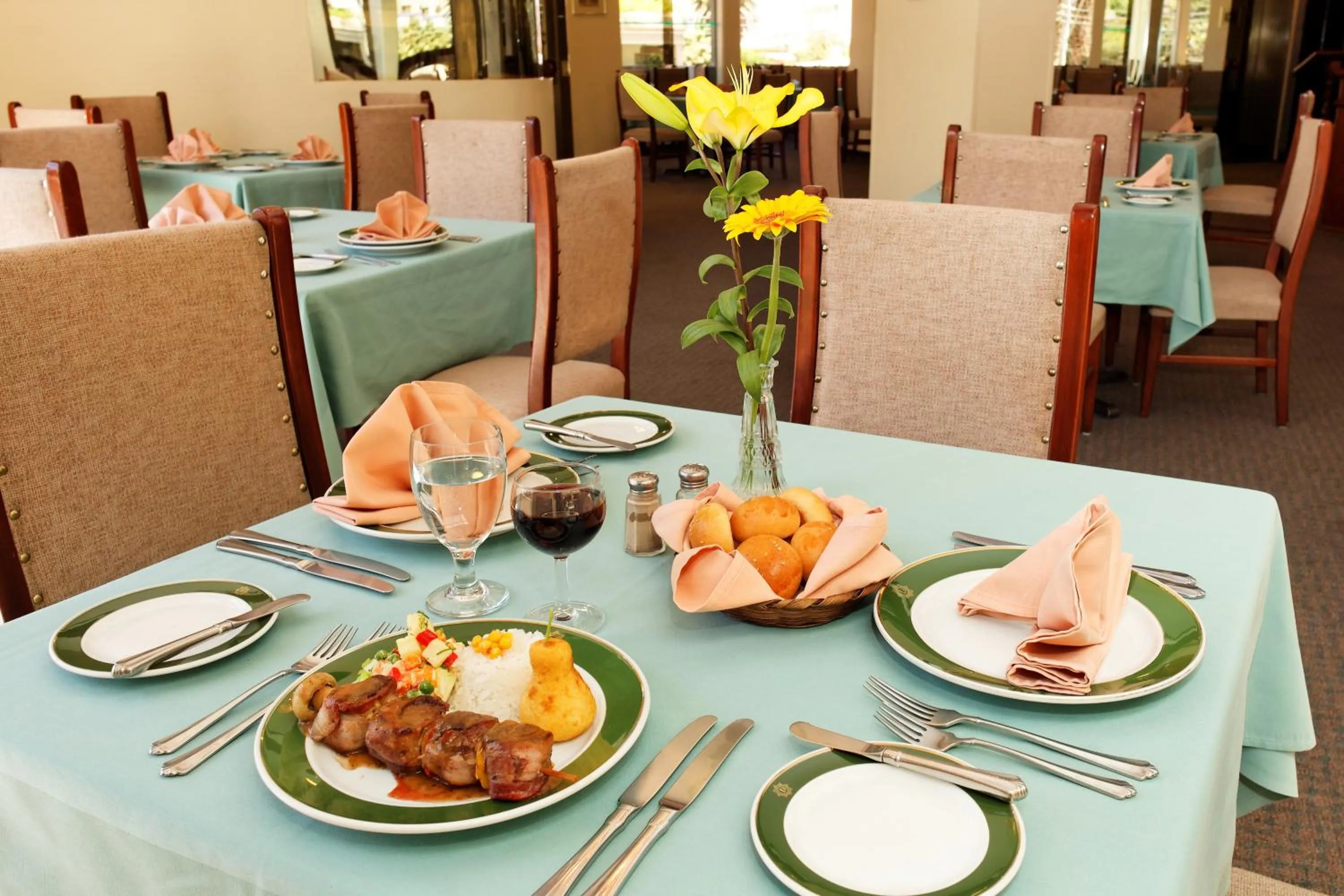 Restaurant/places to eat in Hotel Diplomat