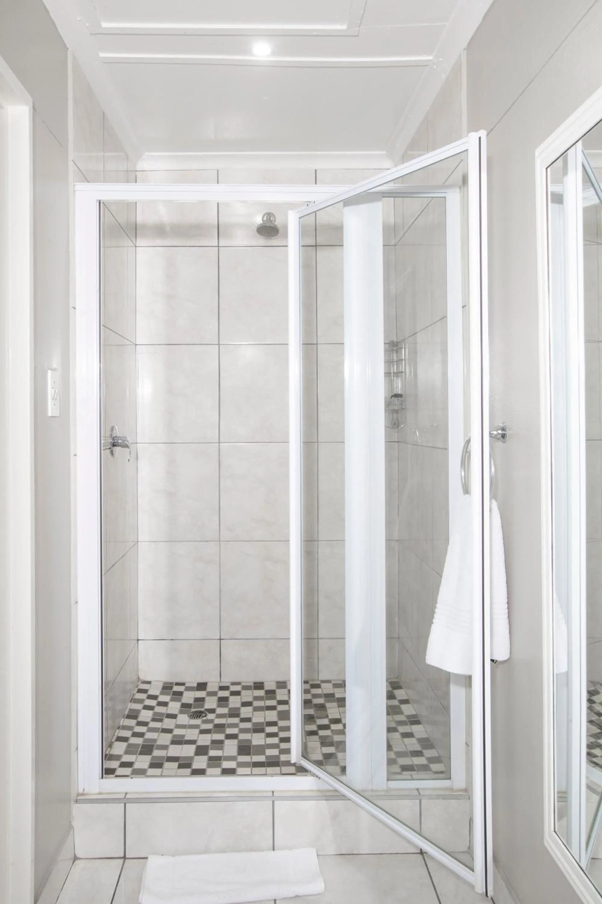 Shower in Mount Currie Inn