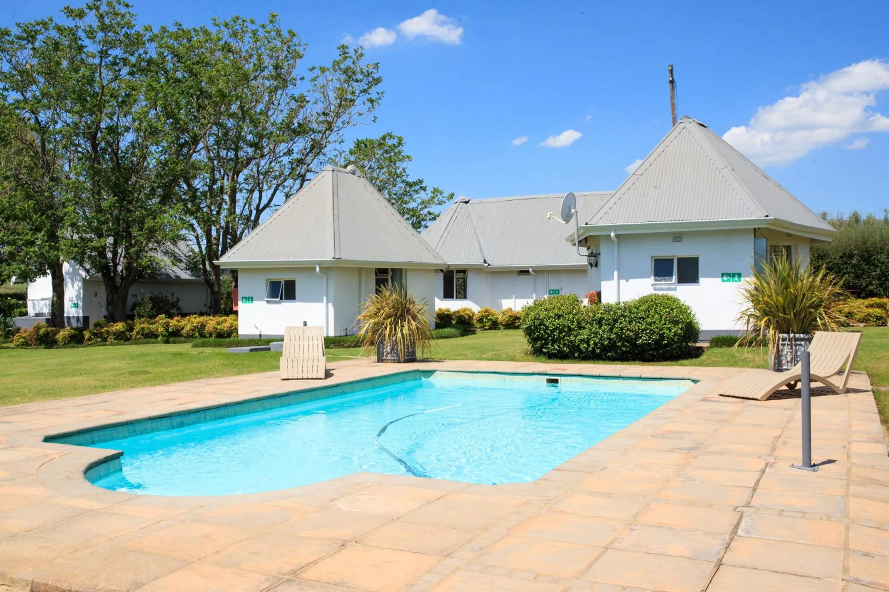 Swimming pool in Mount Currie Inn