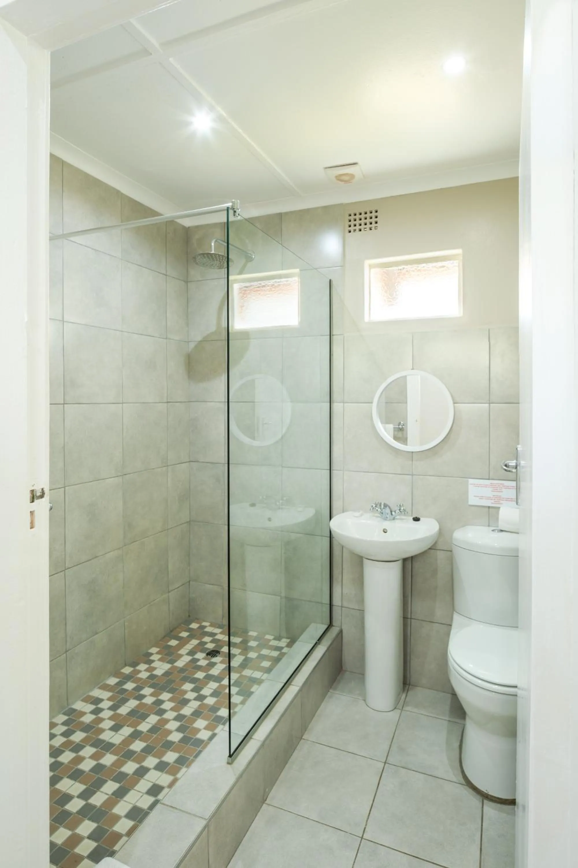 Shower in Mount Currie Inn