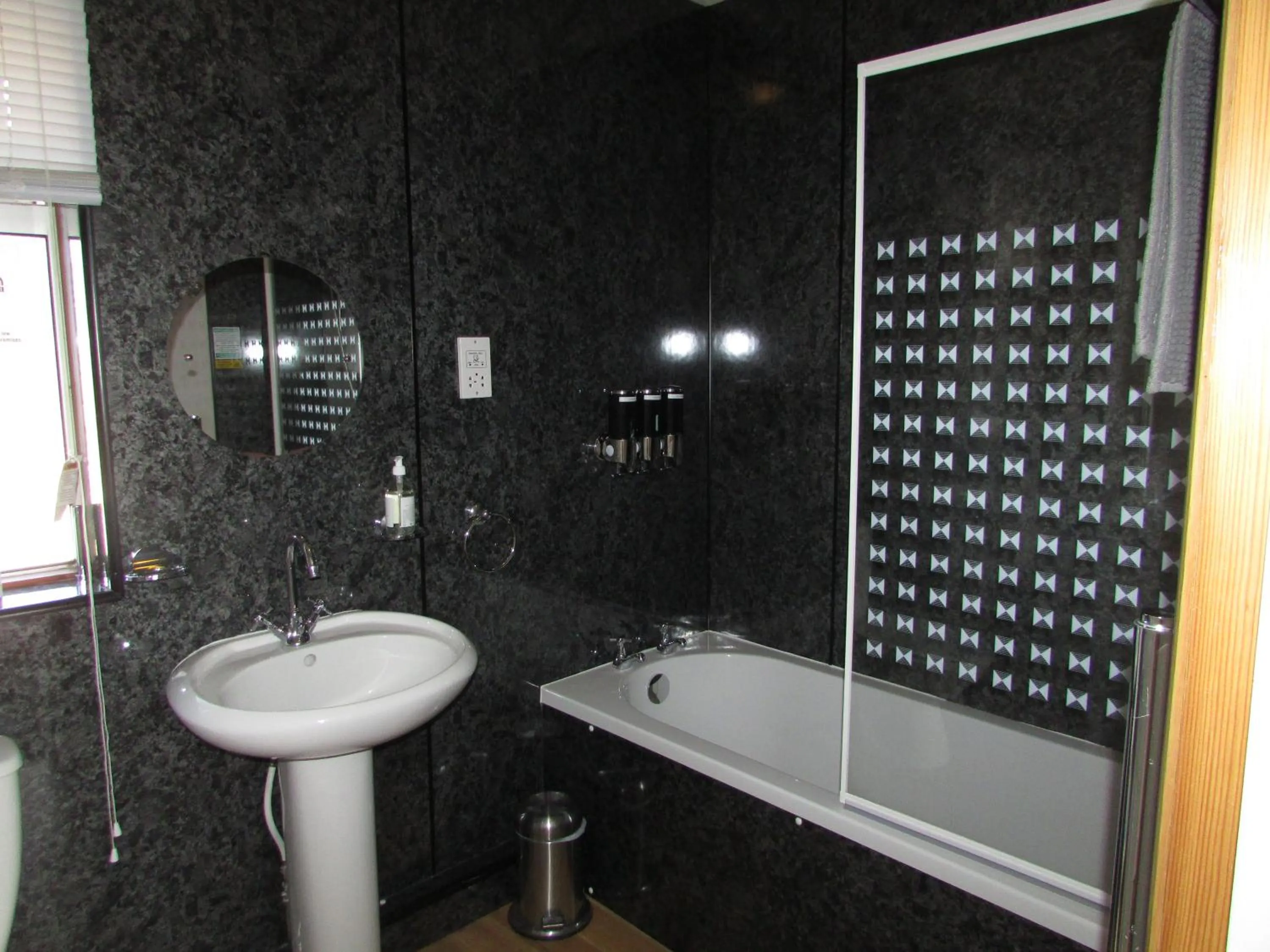 Bathroom in The Old Cross Inn