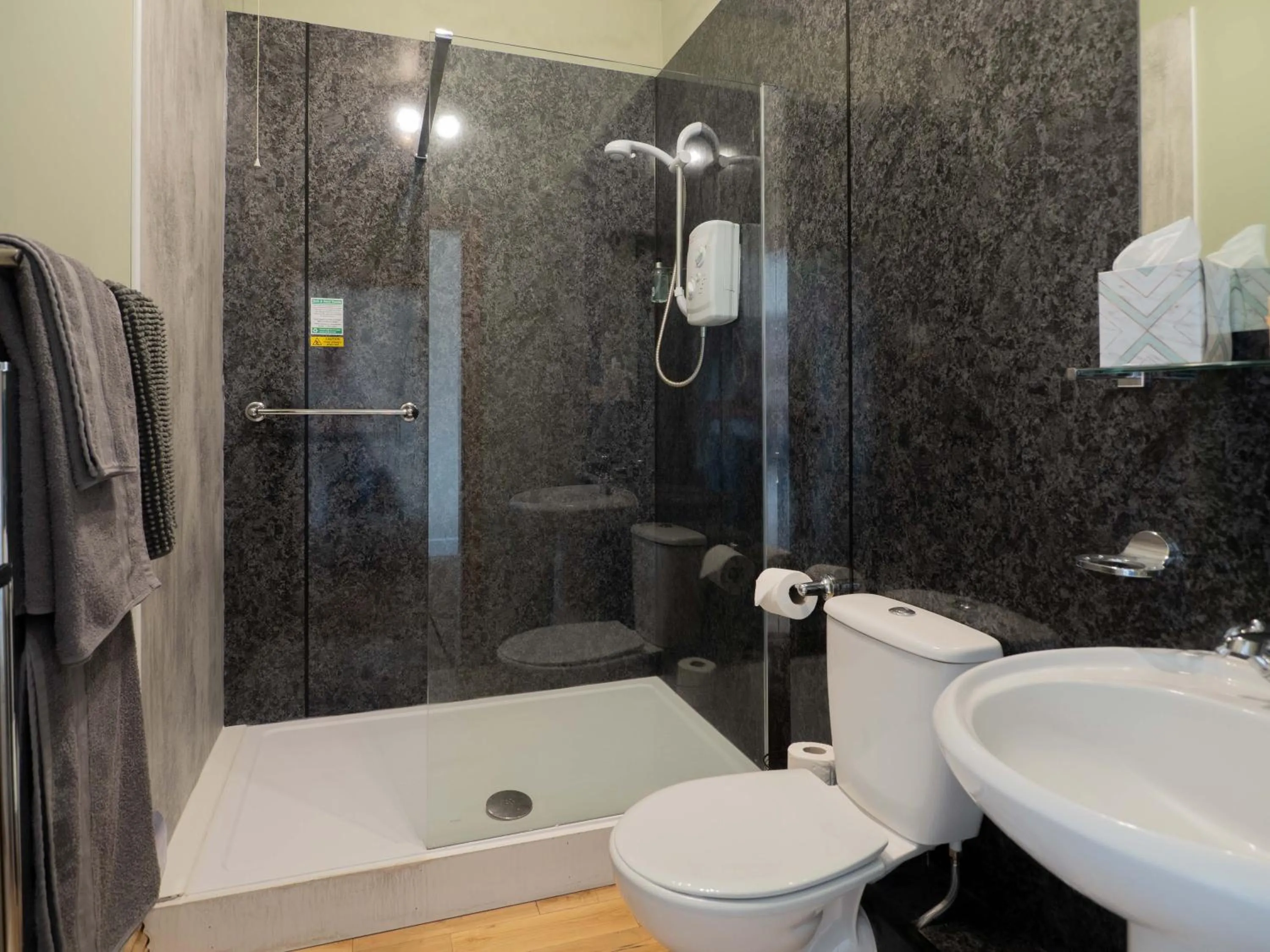 Bathroom in The Old Cross Inn