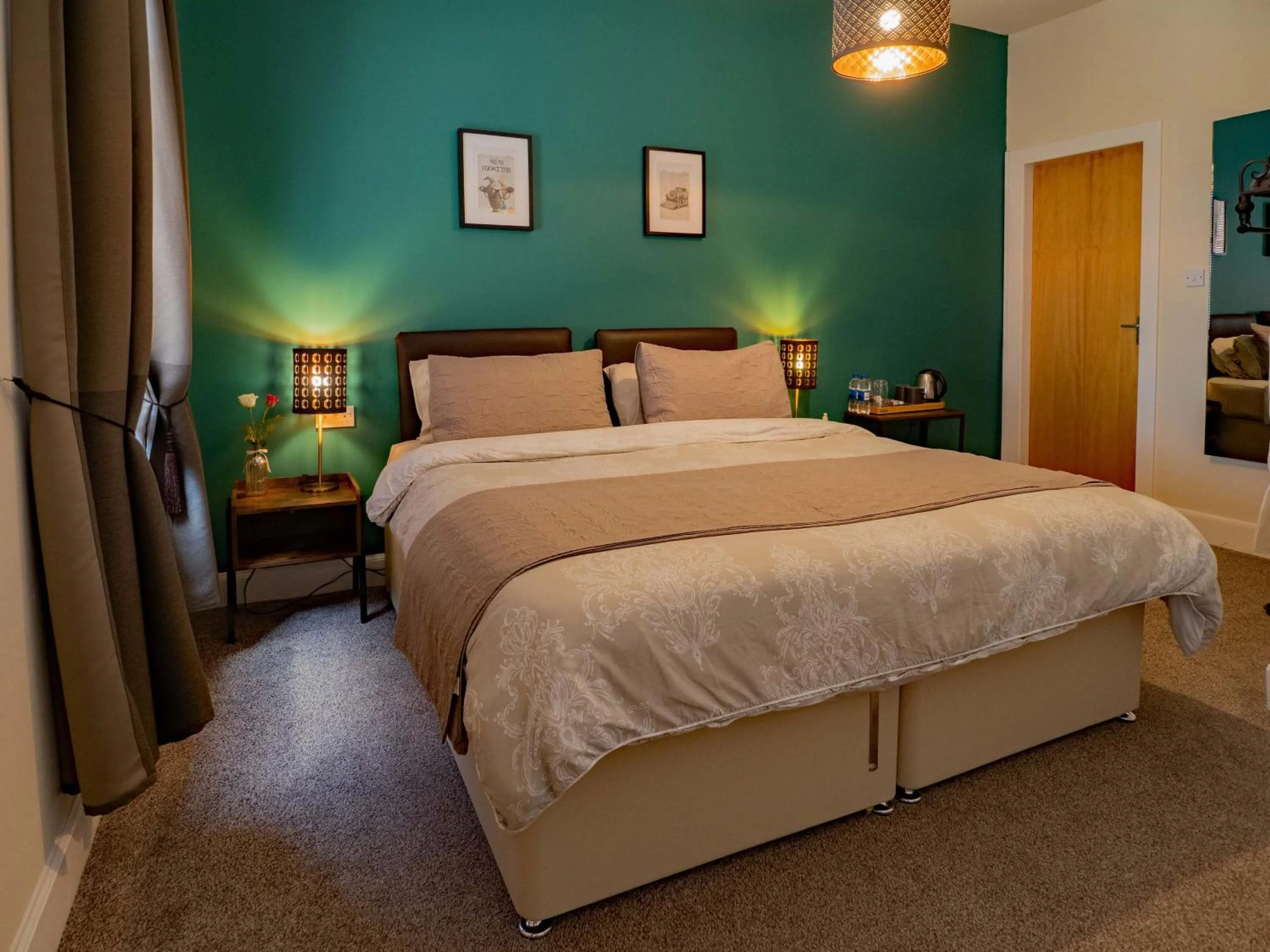 Bedroom in The Old Cross Inn