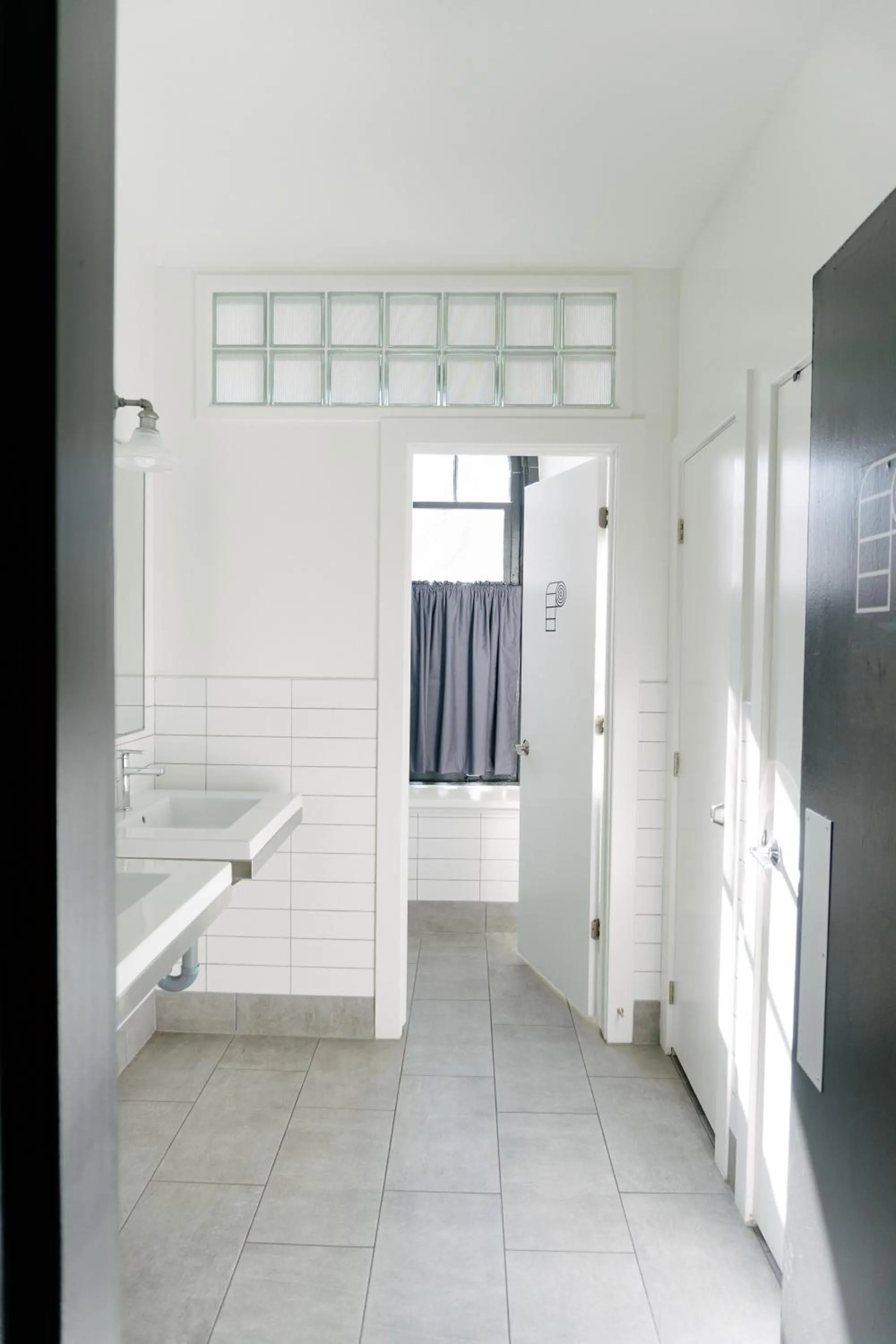 Bathroom in Saintlo Ottawa Jail Hostel