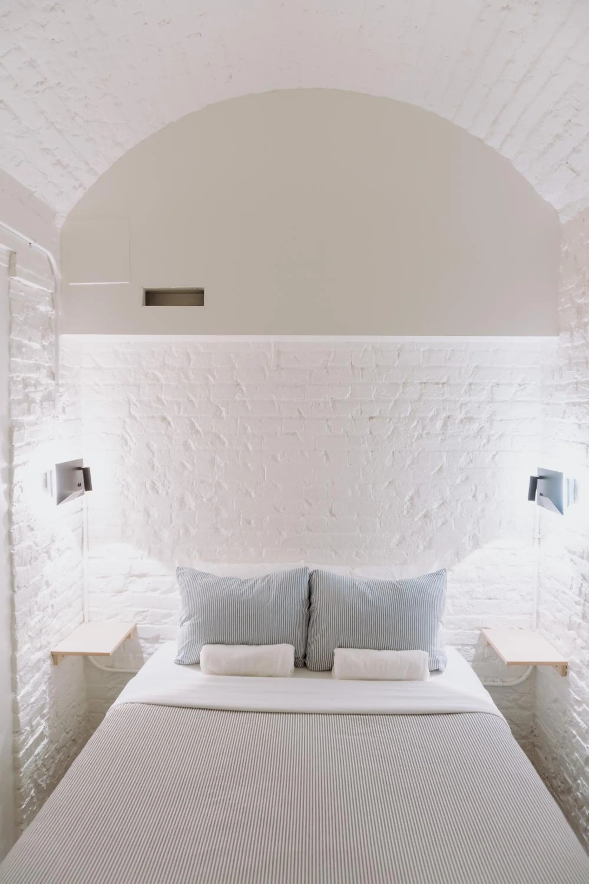 Photo of the whole room, Bed in Saintlo Ottawa Jail Hostel