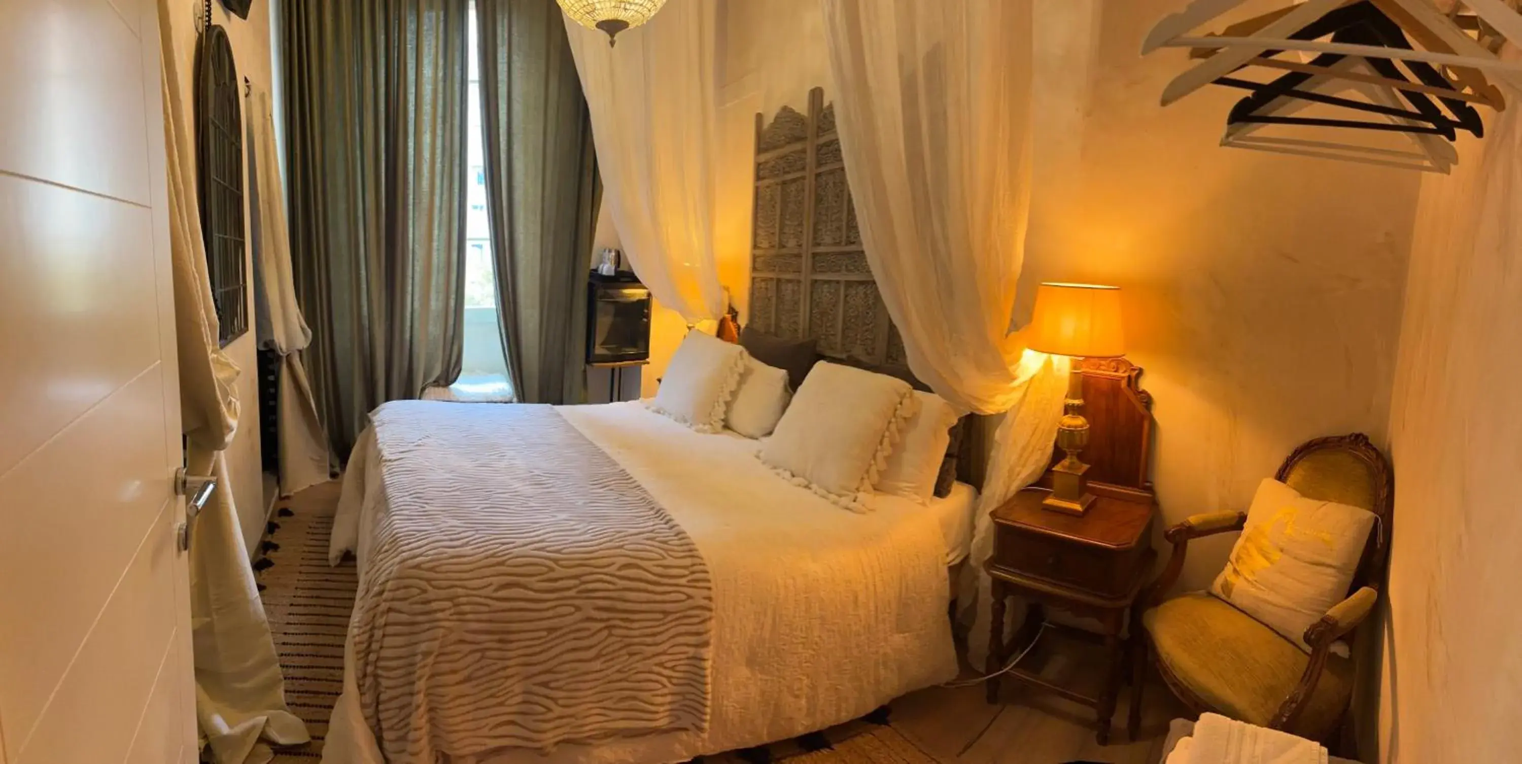 Deluxe King Room in Les Chambres de Amelie B&B Deluxe King Room in Les Chambres de Amelie B&B