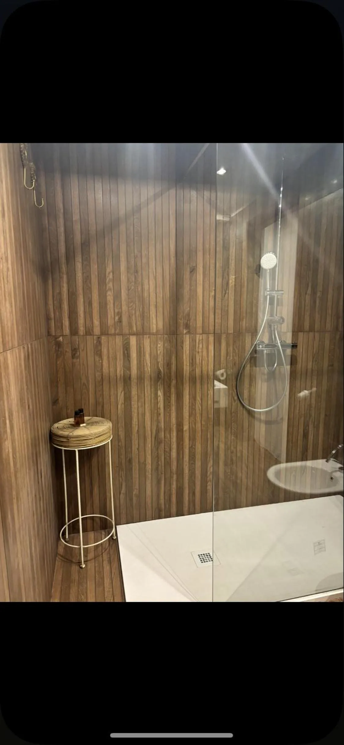 Shower in Les Chambres de Amelie B&B