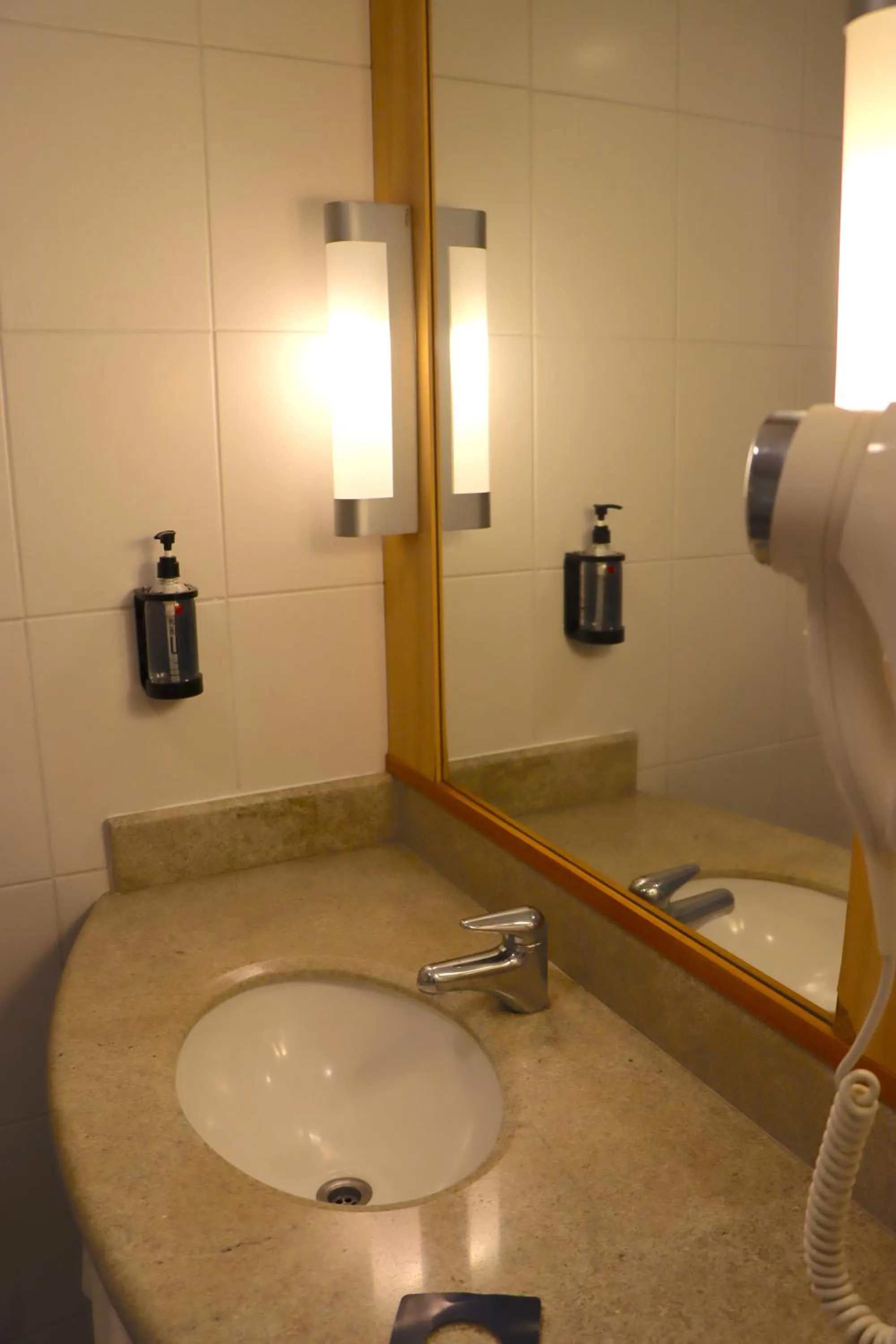 Bathroom in ibis Antofagasta