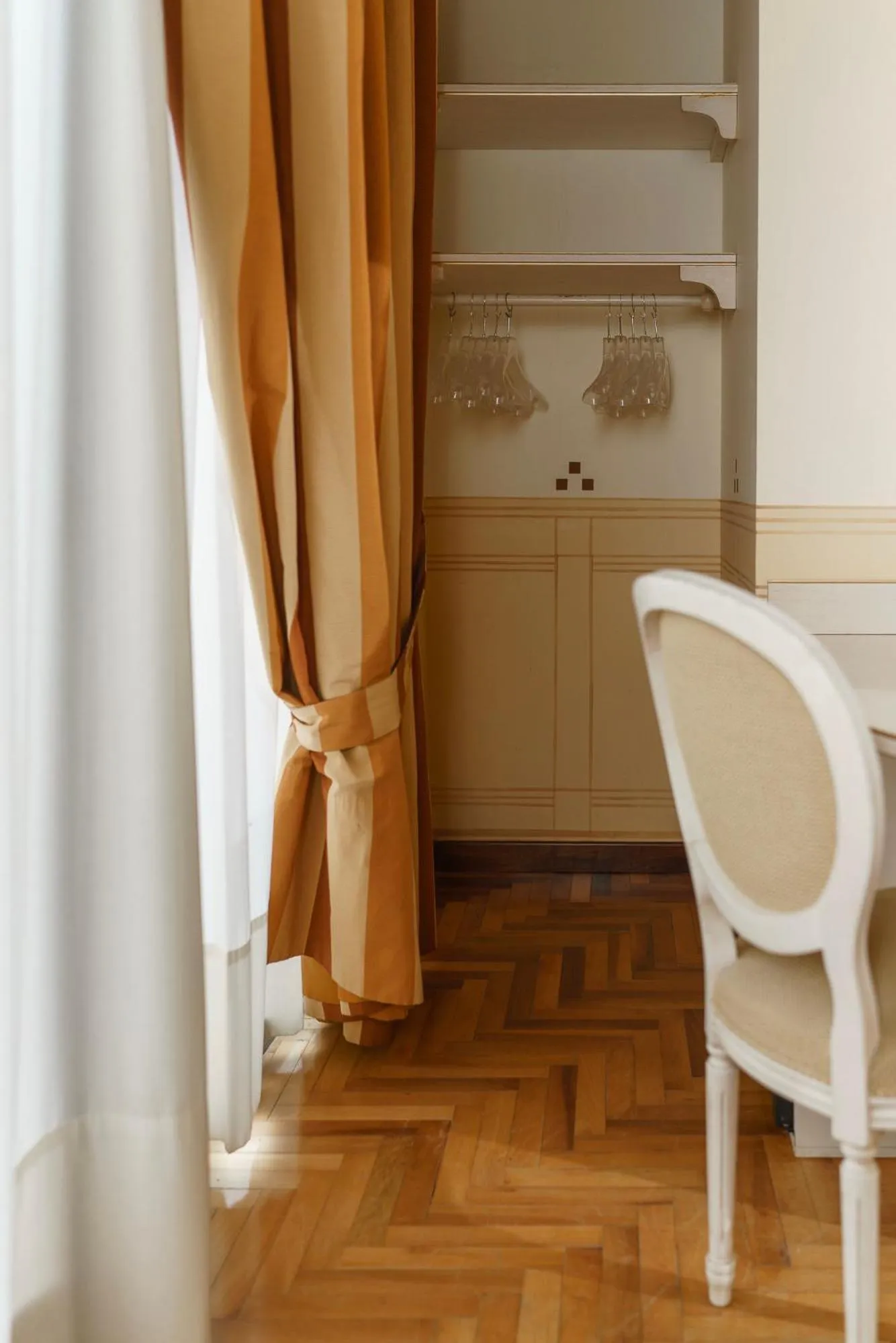 wardrobe in Hotel Villa Policreti