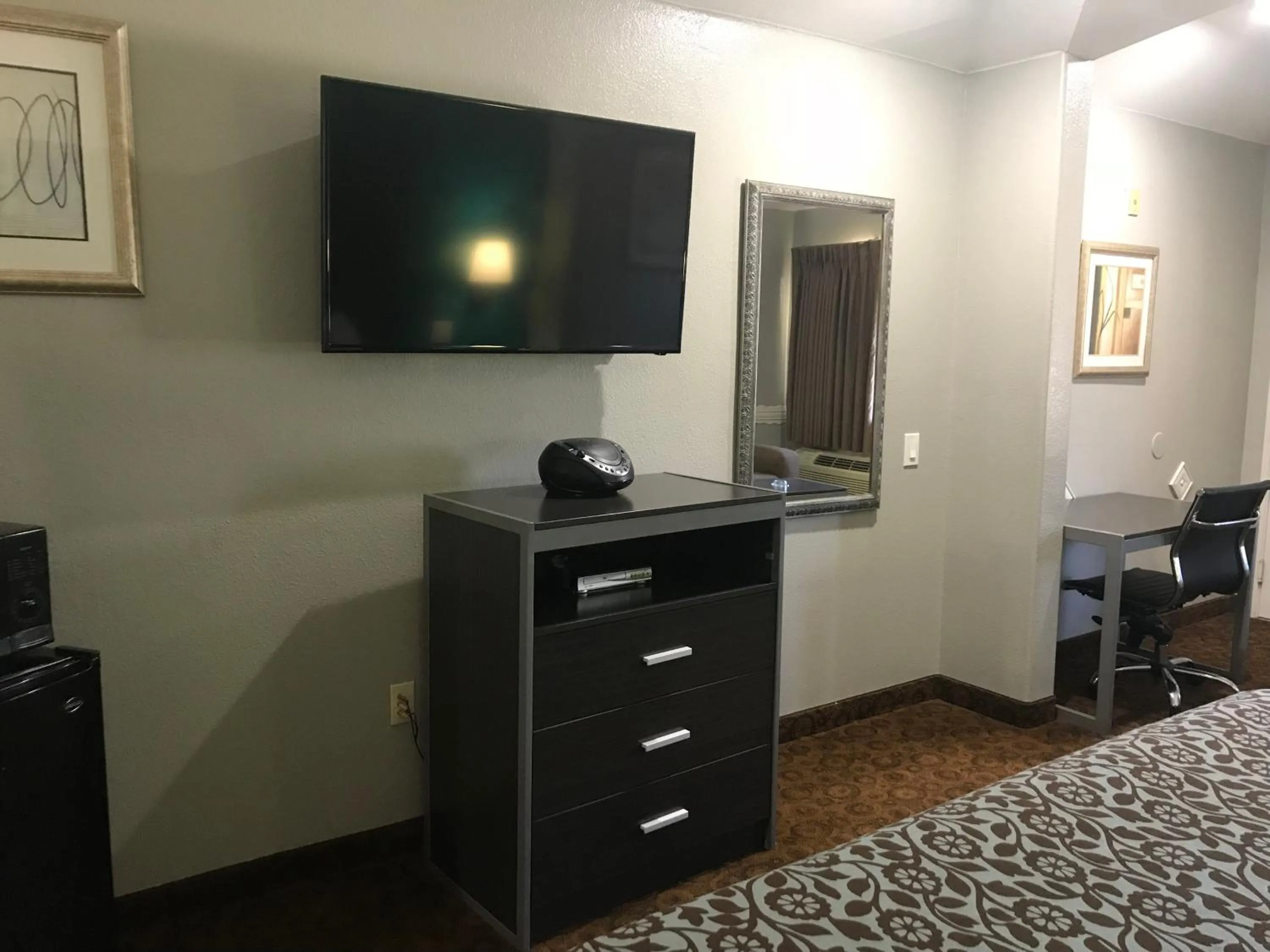 Camelot Inn and Suites